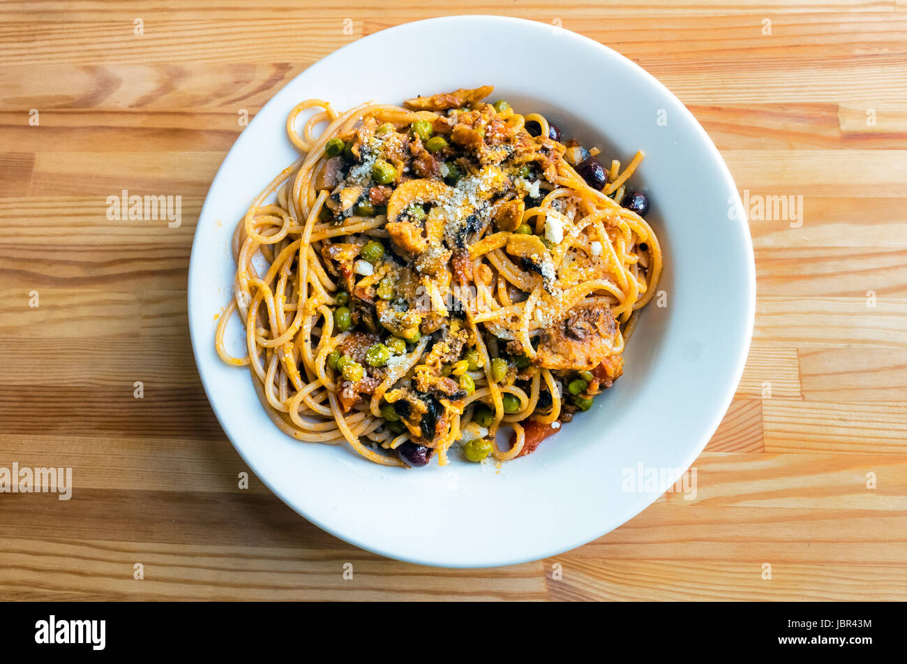 Spaghettis au thon, champignons, olives, petits pois et tomates Banque D'Images