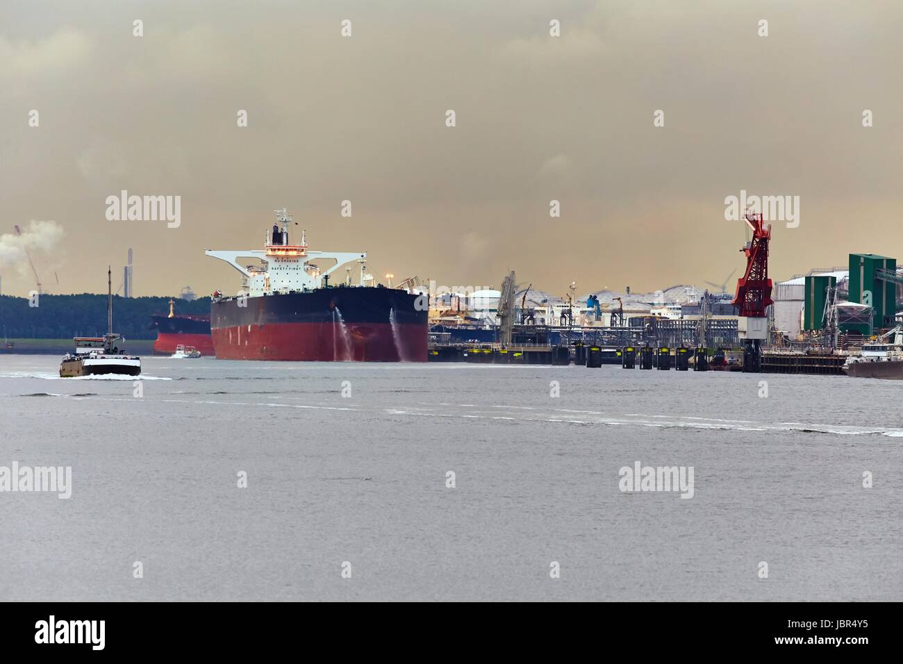 Les grands pétroliers sont arrivés à la raffinerie dock Banque D'Images