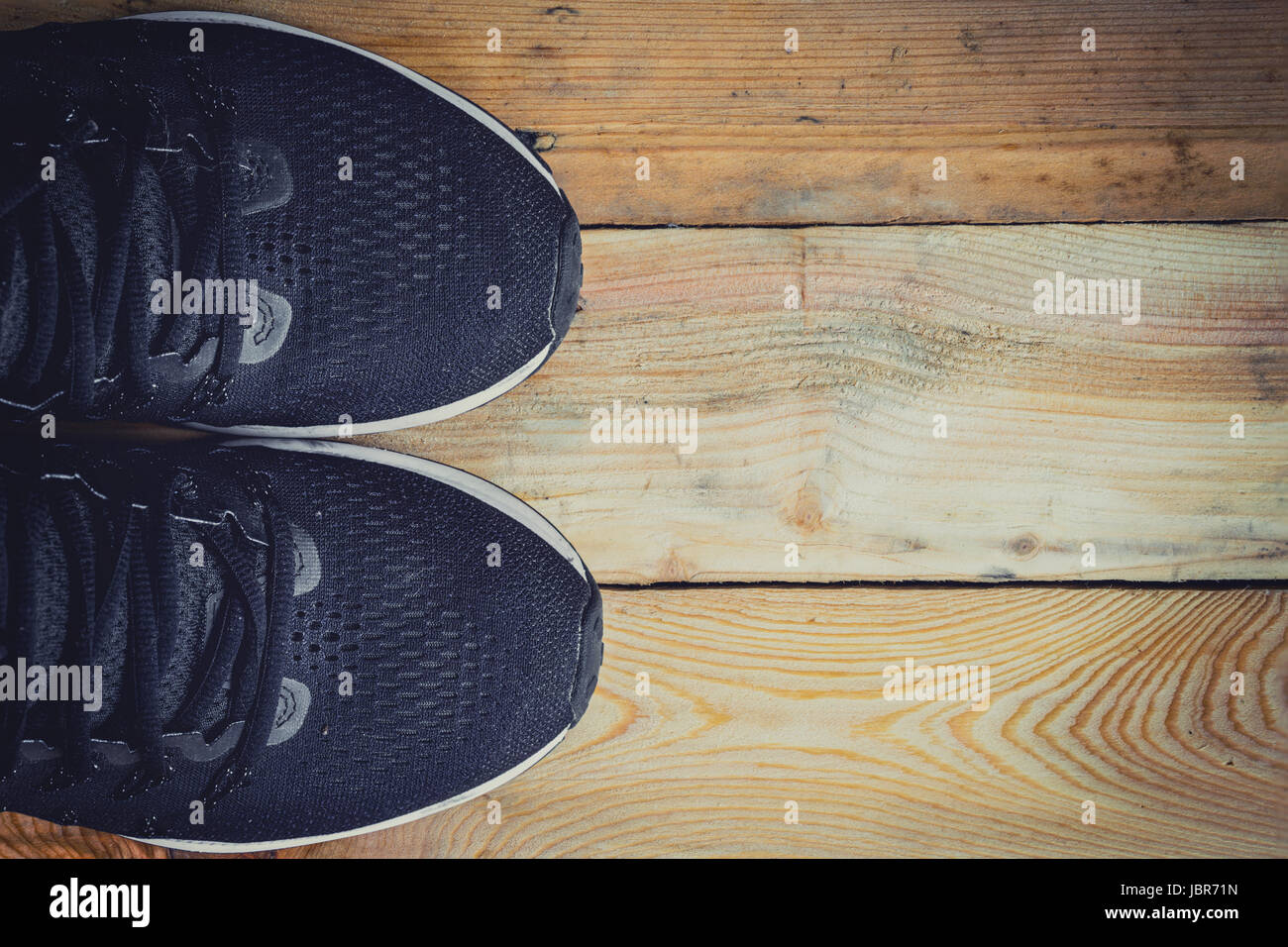 Chaussures Running on wood texture de fond avec l'espace Banque D'Images