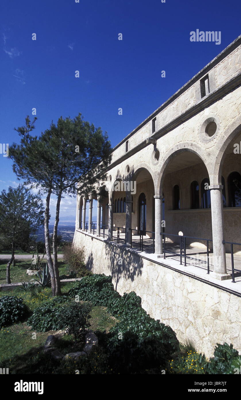 Der Innenhof des Kloster Santuari de la Mare de Deu de Cura auf dem Berg Puig de Randa im Zentrum der Insel der von Mallorca Baléares 151 im Mittelmeer. Banque D'Images