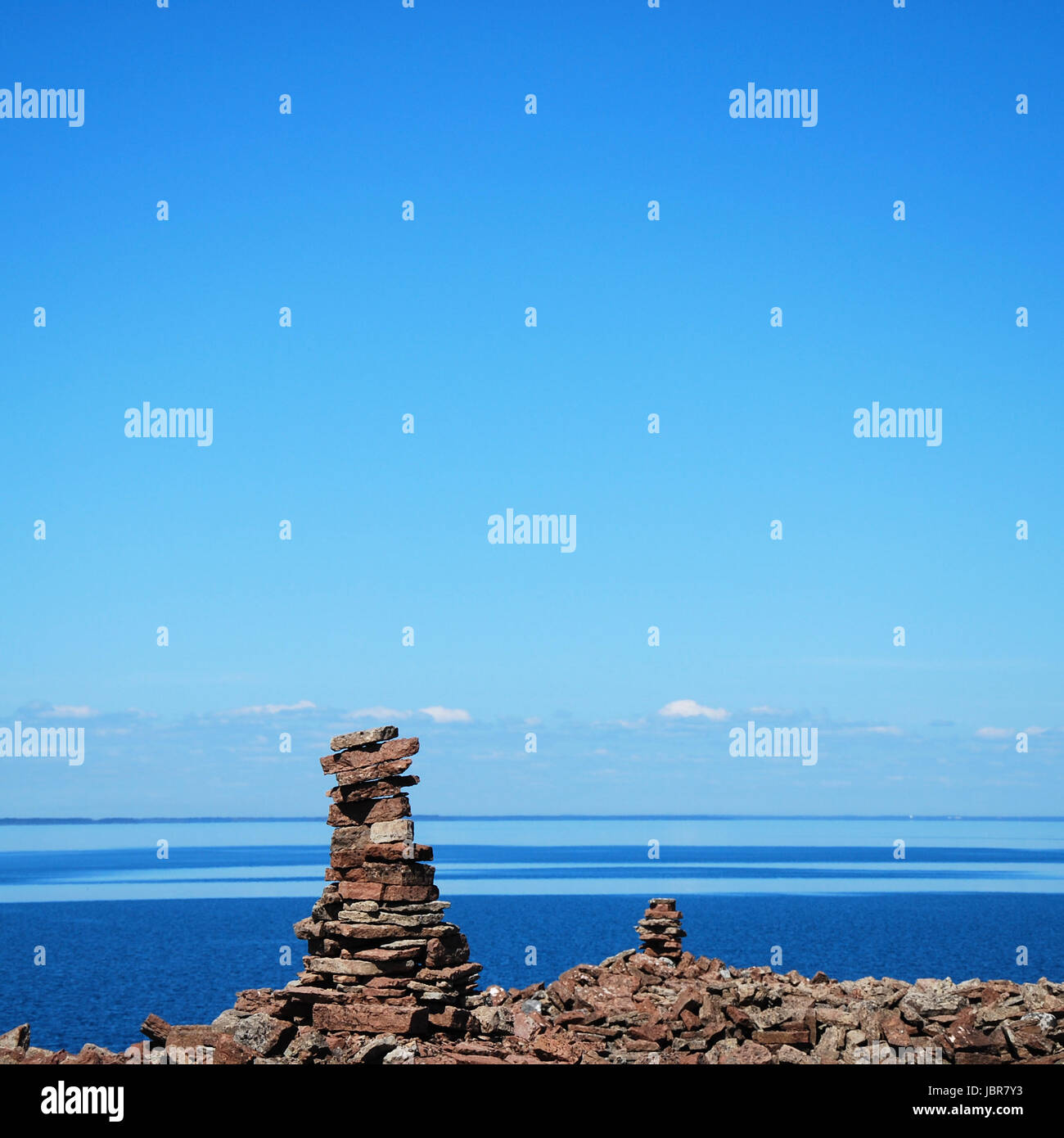 Groupe de rock pieux sur un ciel bleu clair par la côte de l'île suédoise Oland Banque D'Images