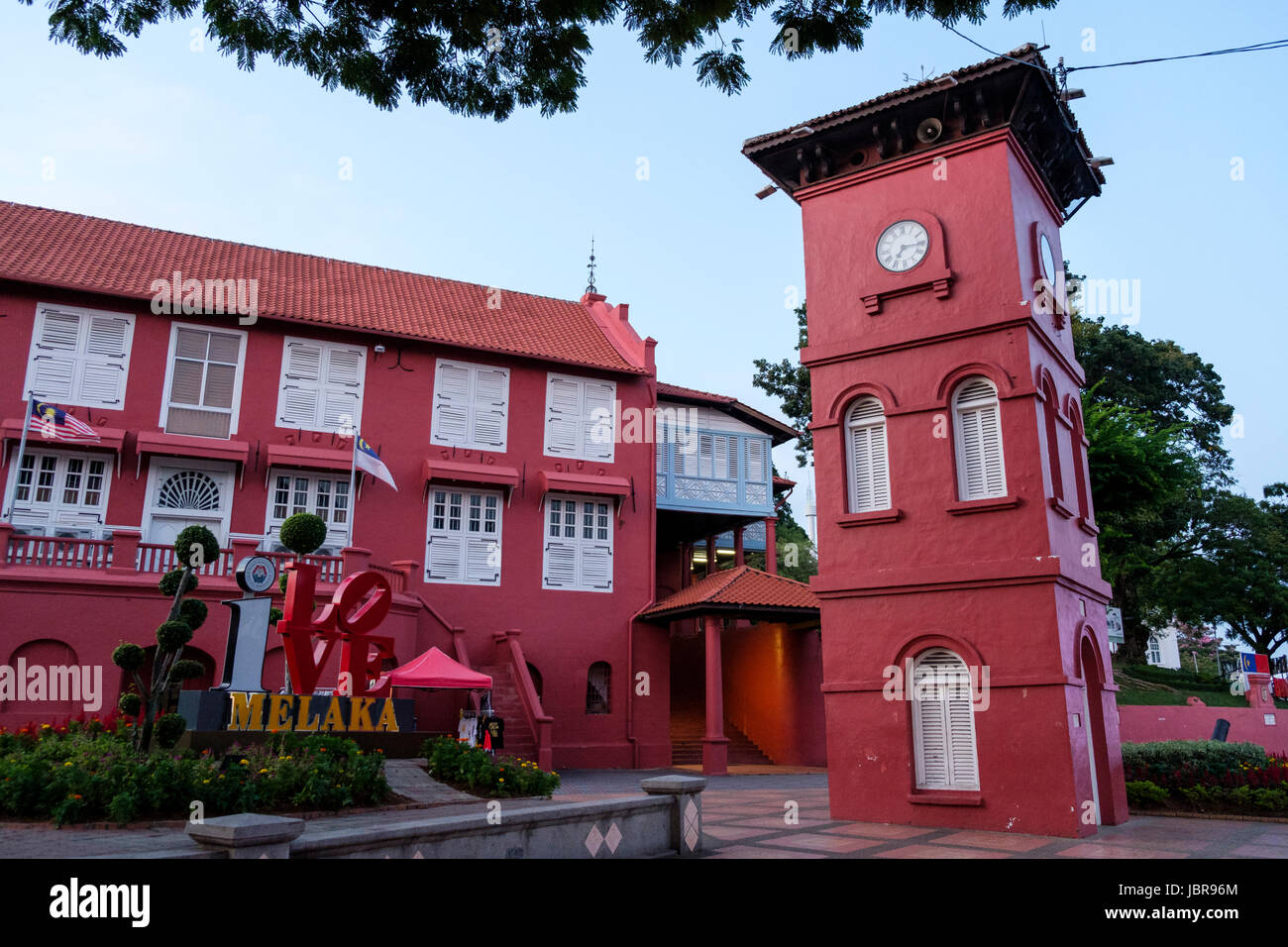 Tan Beng Swee Tour de l'horloge et Stadthuys (à gauche, ancien hôtel de ville) en Néerlandais Dutch Square, Malacca, Malaisie. Banque D'Images