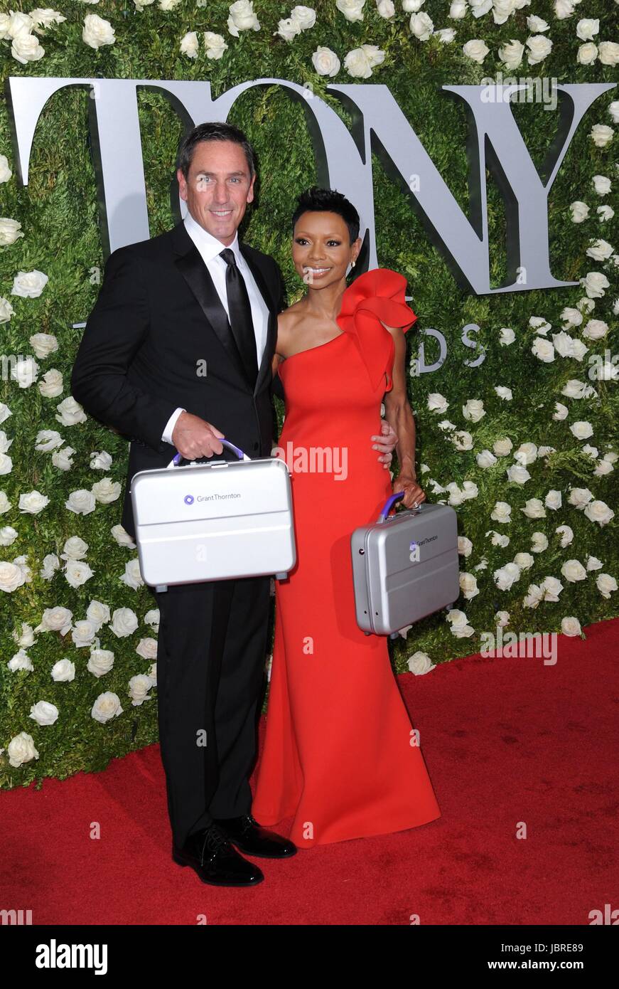 New York, NY, USA. 11 Juin, 2017. Sean Denham, Wendy Morton Huddleston au 71e congrès annuel des arrivées pour Tony Awards - Arrivals, Radio City Music Hall, New York, NY 11 juin 2017. Credit : Kristin Callahan/Everett Collection/Alamy Live News Banque D'Images