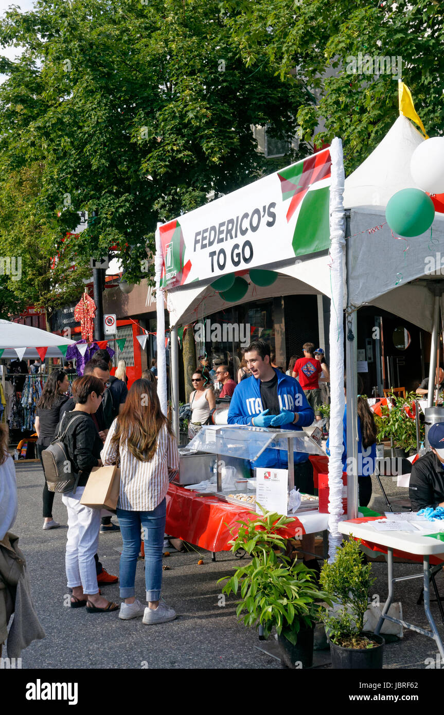 Les gens de la nourriture italienne de commande d'une position à l'assemblée annuelle de la fête italienne sur Commercial Drive à Vancouver, Colombie-Britannique, Canada. Banque D'Images