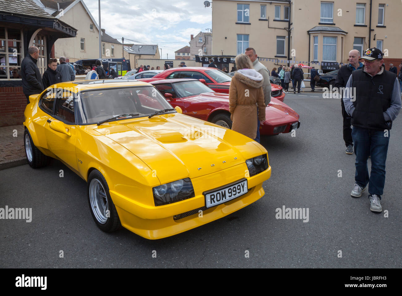 1982 80s jaune Ford Capri Ghia Auto 7669 cc ; Cleveleys, Royaume-Uni.juin, 2017. Le Cleveleys car Show est un événement annuel qui se déroule le long de Victoria Road West et de la promenade du front de mer dans le centre-ville de Cleveleys. Banque D'Images