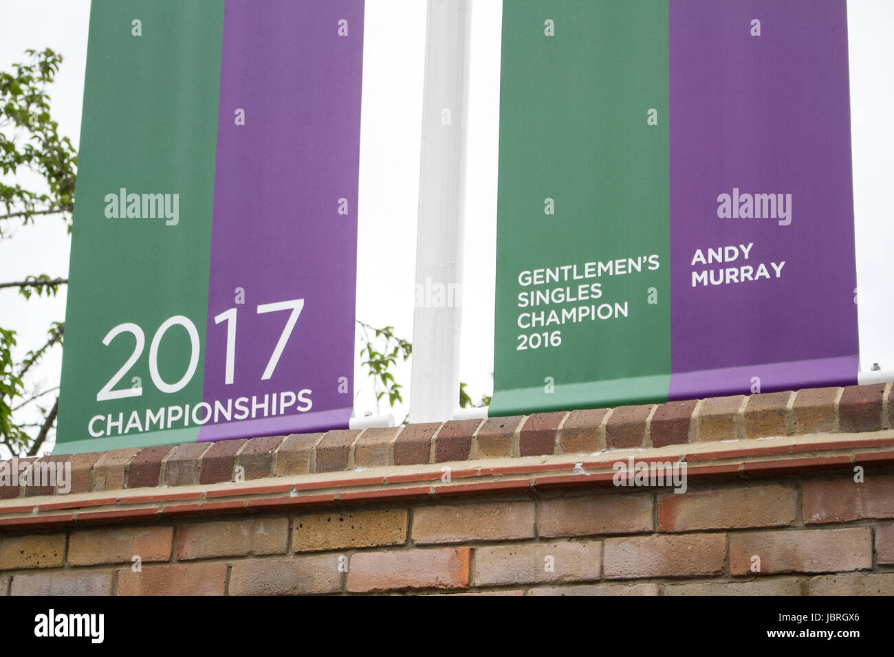 London UK. 12 juin 2017. Avec 3 semaines jusqu'au début du tennis de  Wimbledon 2017, un tableau d'honneur est affiché à l'extérieur des portes  de la avec profils têtes les noms des