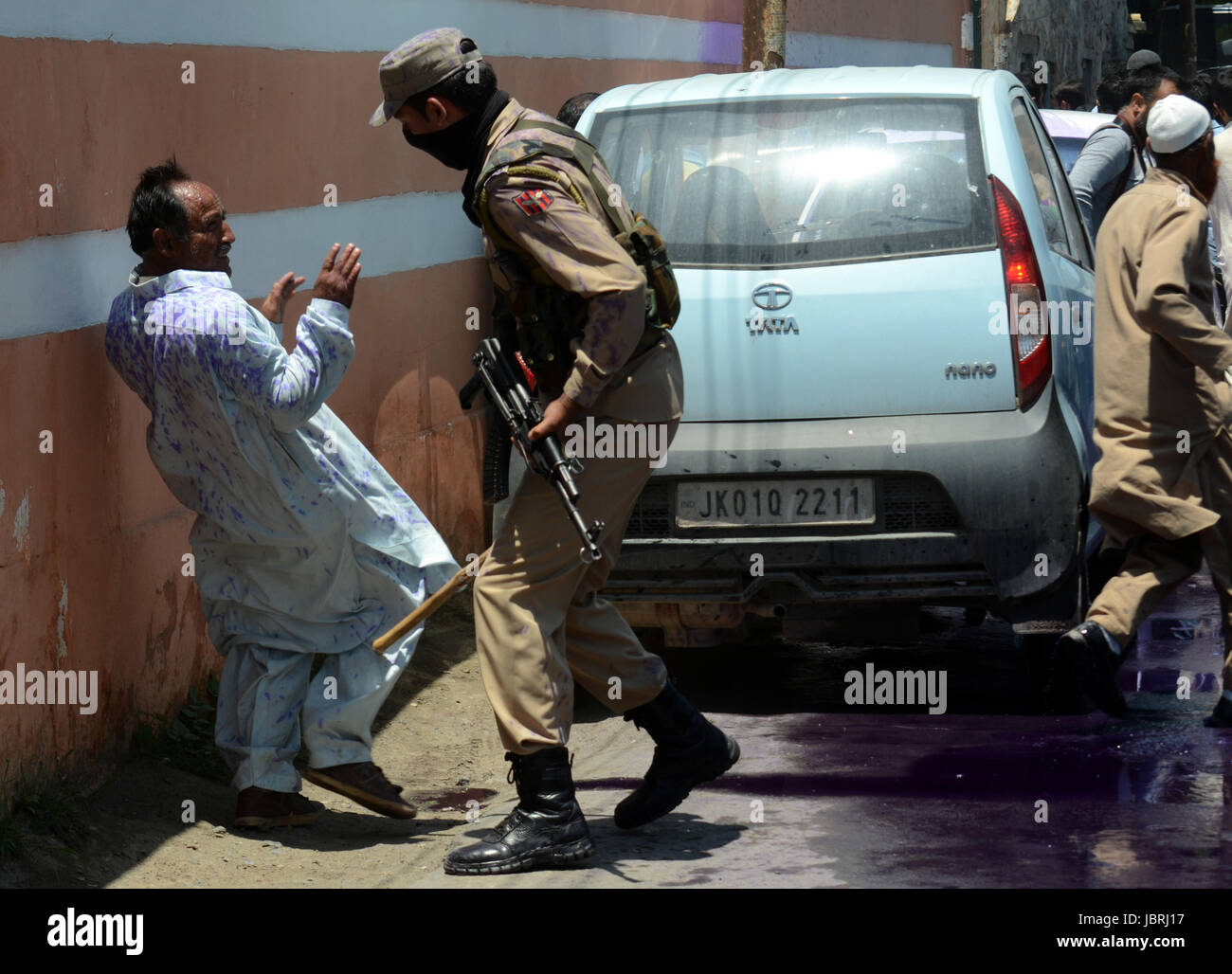 Srinagar, au Cachemire. 12 Juin, 2017. Un policier indien battre les employés du gouvernement du Cachemire au cours d'une manifestation . Des dizaines d'employés du gouvernement ont été arrêtés alors qu'ils tentaient d'organiser une manifestation pour réclamer la régularisation de la situation d'emploi contractuel. Credit : Sofi Suhail/Alamy Live News Banque D'Images