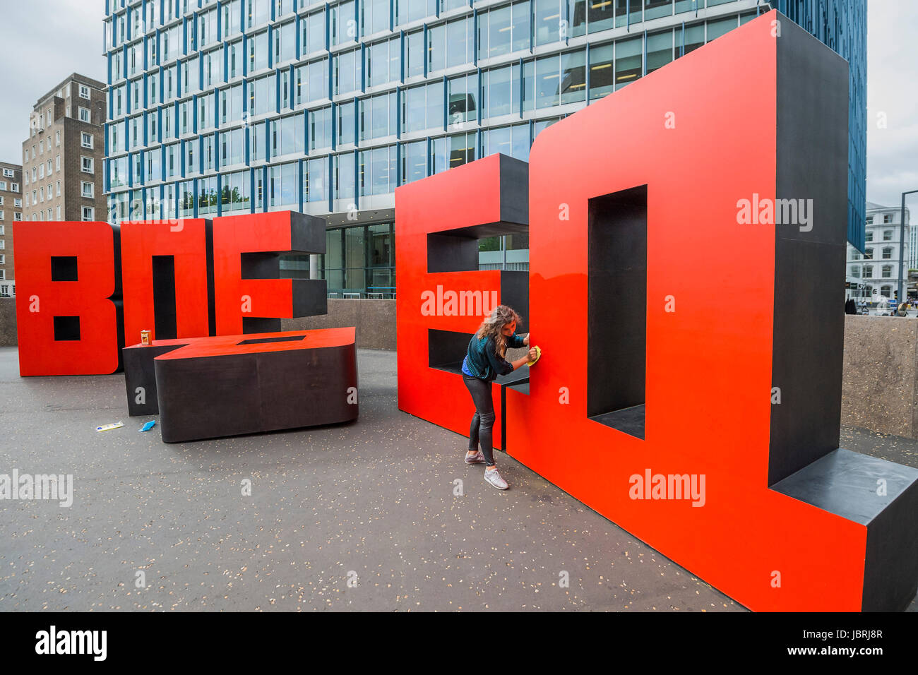 Londres, Royaume-Uni. Jun 12, 2017. Вперед - de l'avant par Erik Bulatov, installé sur la terrasse à l'extérieur de la Tate Modern gallery à l'occasion du centenaire de la révolution d'octobre 1917 en Russie. Le travail se compose du mot 'avant' en toutes lettres quatre fois dans les lettres cyrilliques, chaque comité permanent de dix pieds de haut et disposés en un large cercle. Il restera à l'écran par l'été. Londres 12 juin 2017. Crédit : Guy Bell/Alamy Live News Banque D'Images