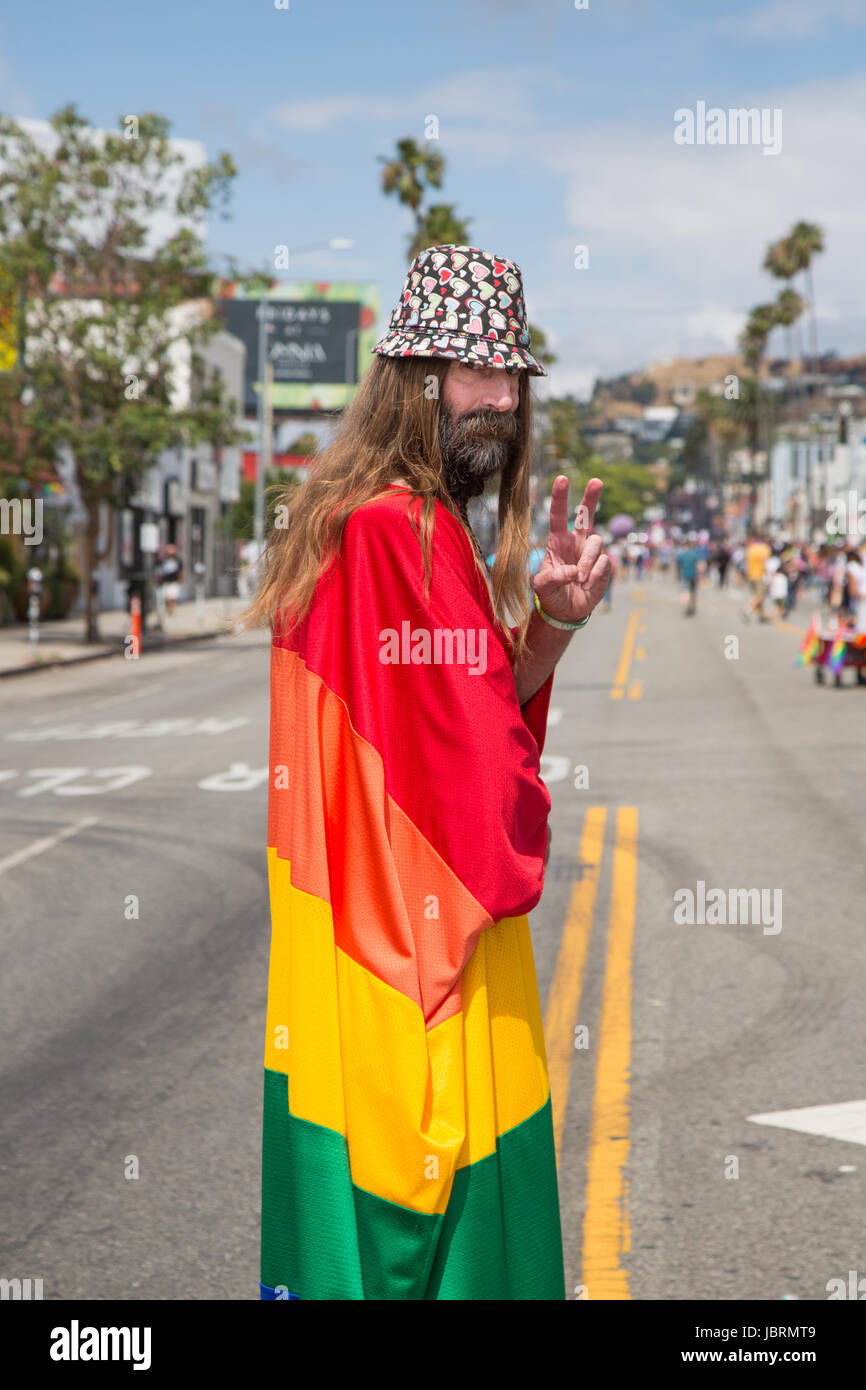 Los Angeles, Californie, USA. 11 Juin, 2017. Kevin alias 'Court WeHo Jésus', 'Hollywood Jésus', 'la', Jésus et Kevin Lee, montre un léger signe de la paix alors qu'il marche vers le bas dans le Sunset Boulevard de Los Angeles. Fierté # ResistMarch à Los Angeles, Californie le 11 juin 2017. Credit : Sheri Determan/Alamy Live News Banque D'Images