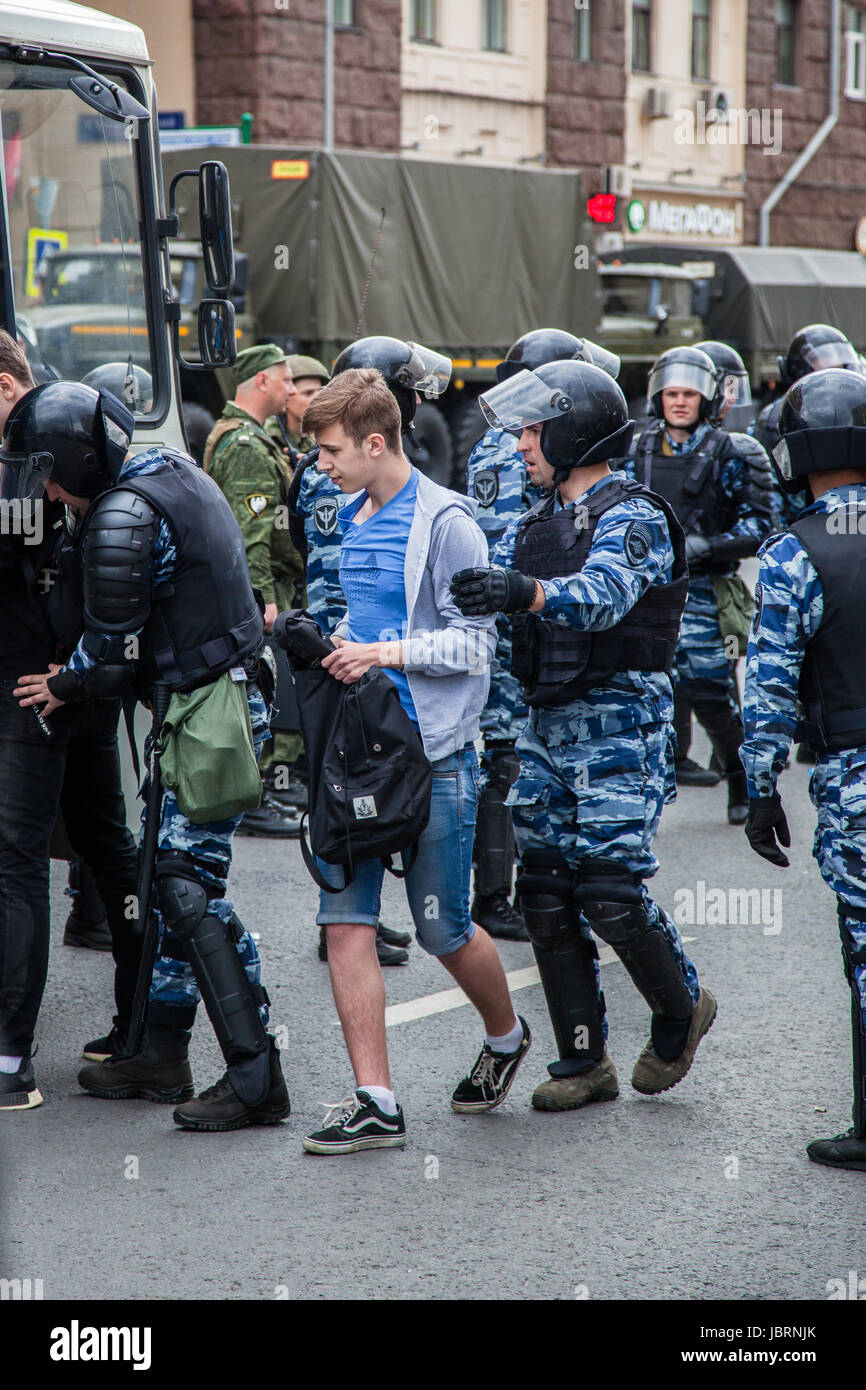 Moscou, Russie. Jun 12, 2017. La rue Tverskaya protestation organisée par Alexei Navalny contre la corruption au sein du gouvernement. Les forces de police blindés lourds l'arrestation des jeunes. Credit : Makovsky Stanislav/Alamy Live News Banque D'Images