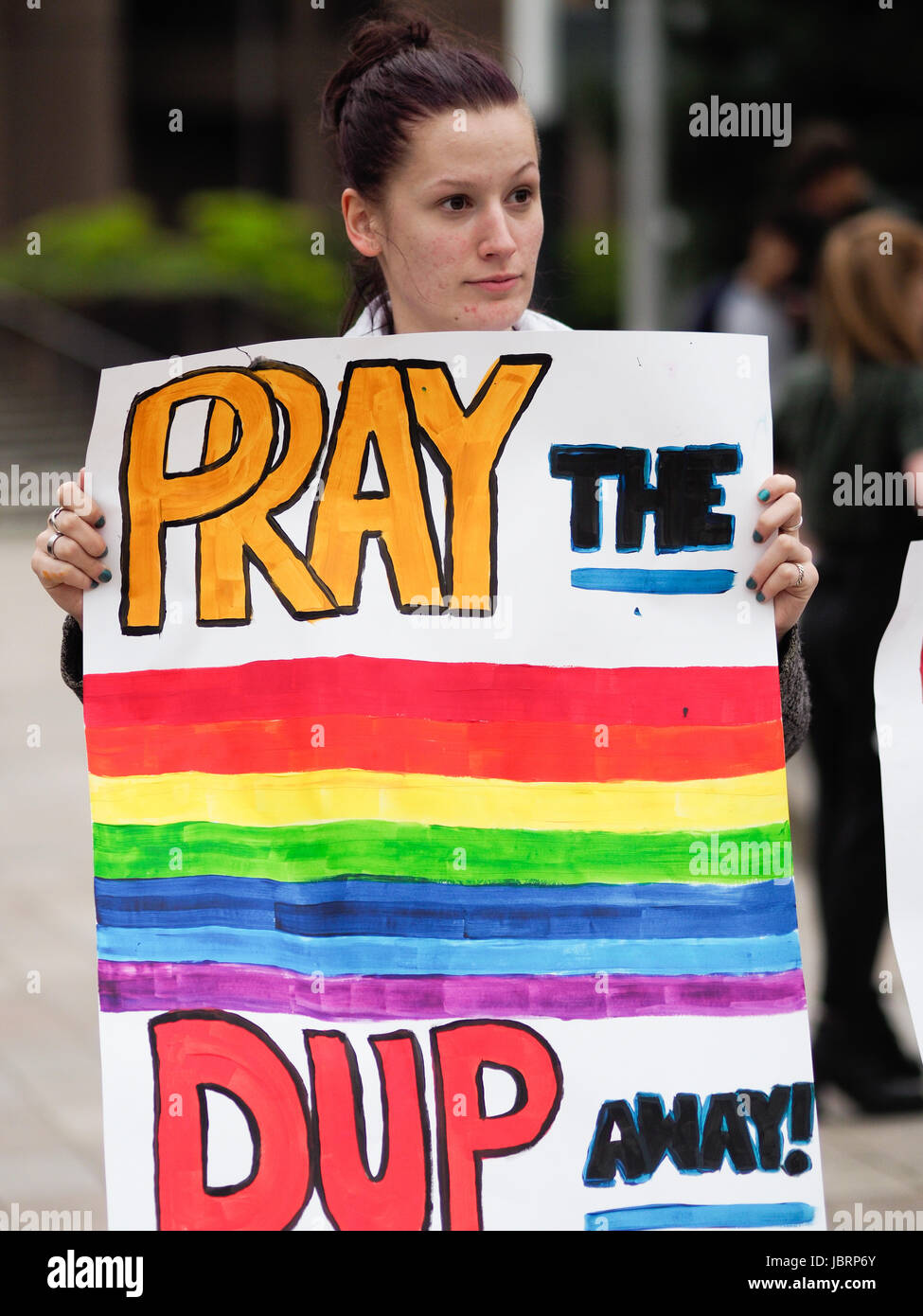 Liverpool, Royaume-Uni. 12 Juin, 2017. Des centaines de recueillir à Liverpool UK ce soir pour protester contre l'alliance avec le Parti conservateur Parti DUP. 12 juin 2017. Credit : ALAN EDWARDS/Alamy Live News Banque D'Images