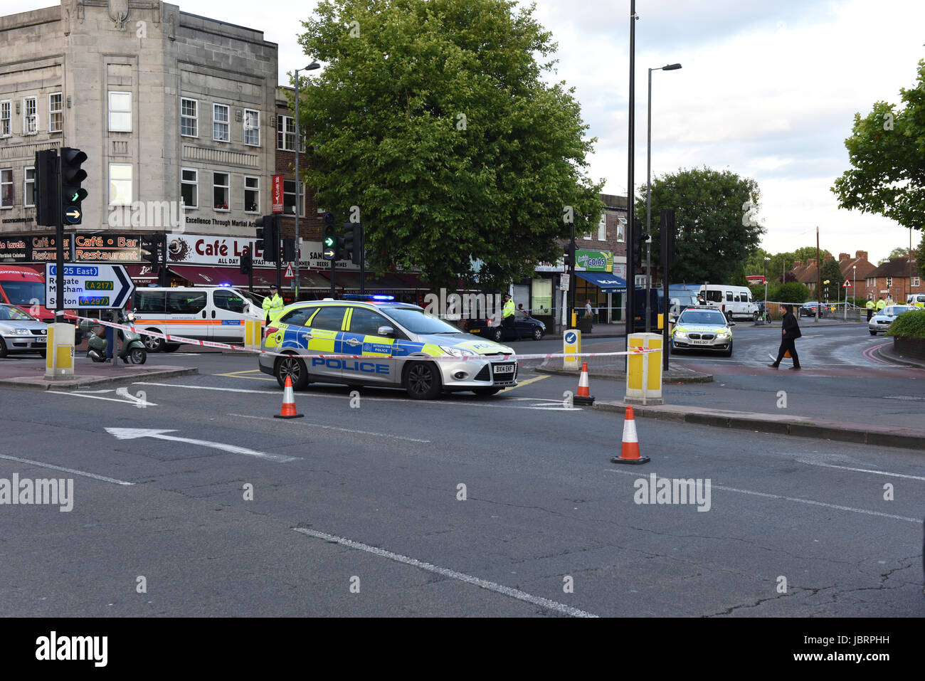 Londres, Royaume-Uni. 12 juin 2017. Bande Police Aberconway Road en face de la station de métro de Morden. Trafic Orange coins placés autour de la route fermée pour aider la police à détourner le trafic de la route fermée. Credit : ZEN - Zaneta Razaite/Alamy Live News Banque D'Images