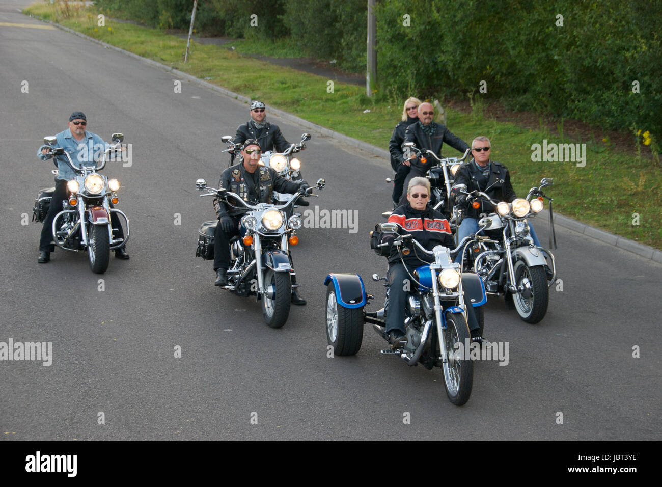 Un groupe de motards et de moto Harley Davidson sur la route Banque D'Images