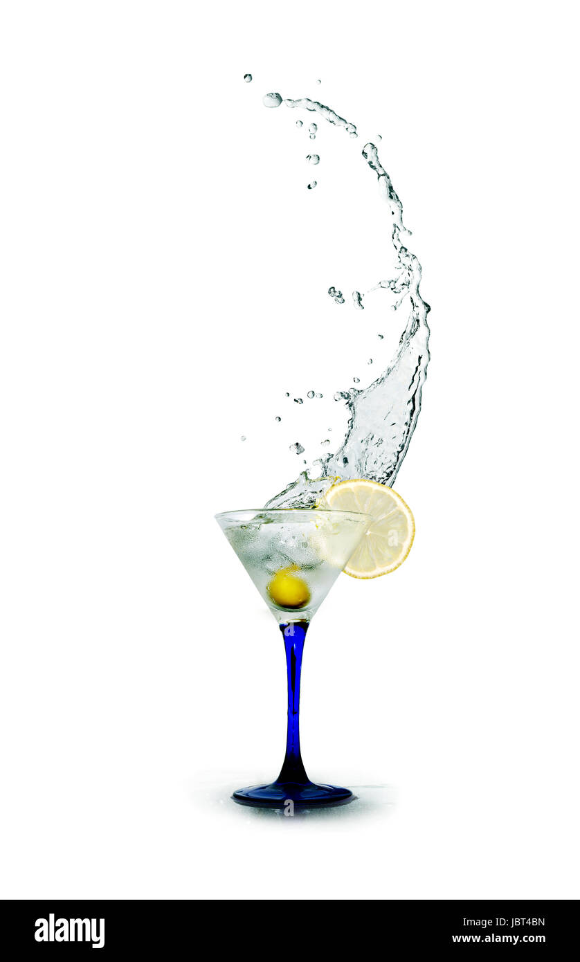 Verre à cocktail élégant avec des éclaboussures de liquide et olives noires sur fond blanc Banque D'Images