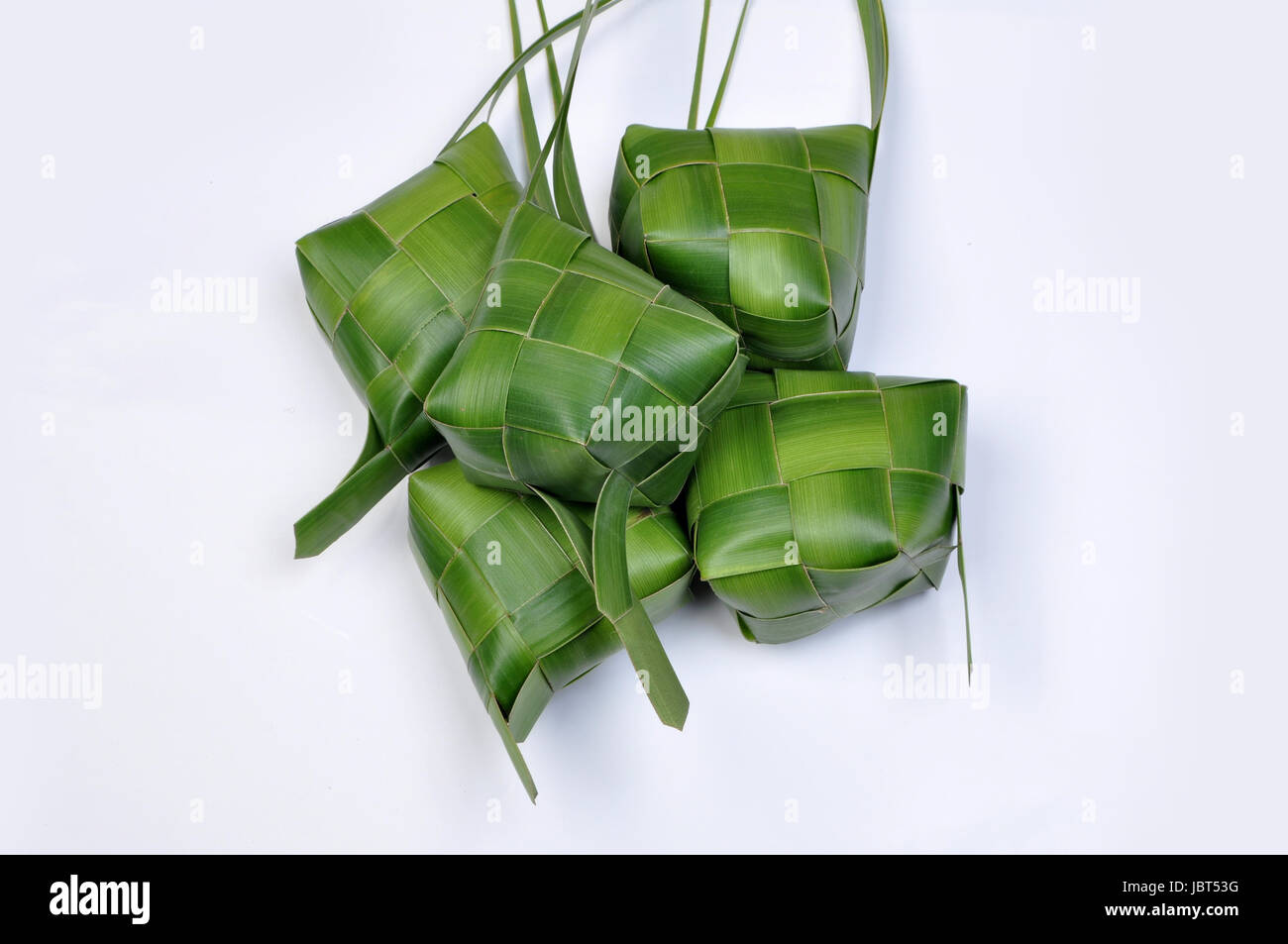 Ketupat, un type de boulette de riz emballés à l'intérieur d'un récipient en forme de feuille de palmier tissées housse, généralement trouvé en Indonésie et Malaisie. Banque D'Images