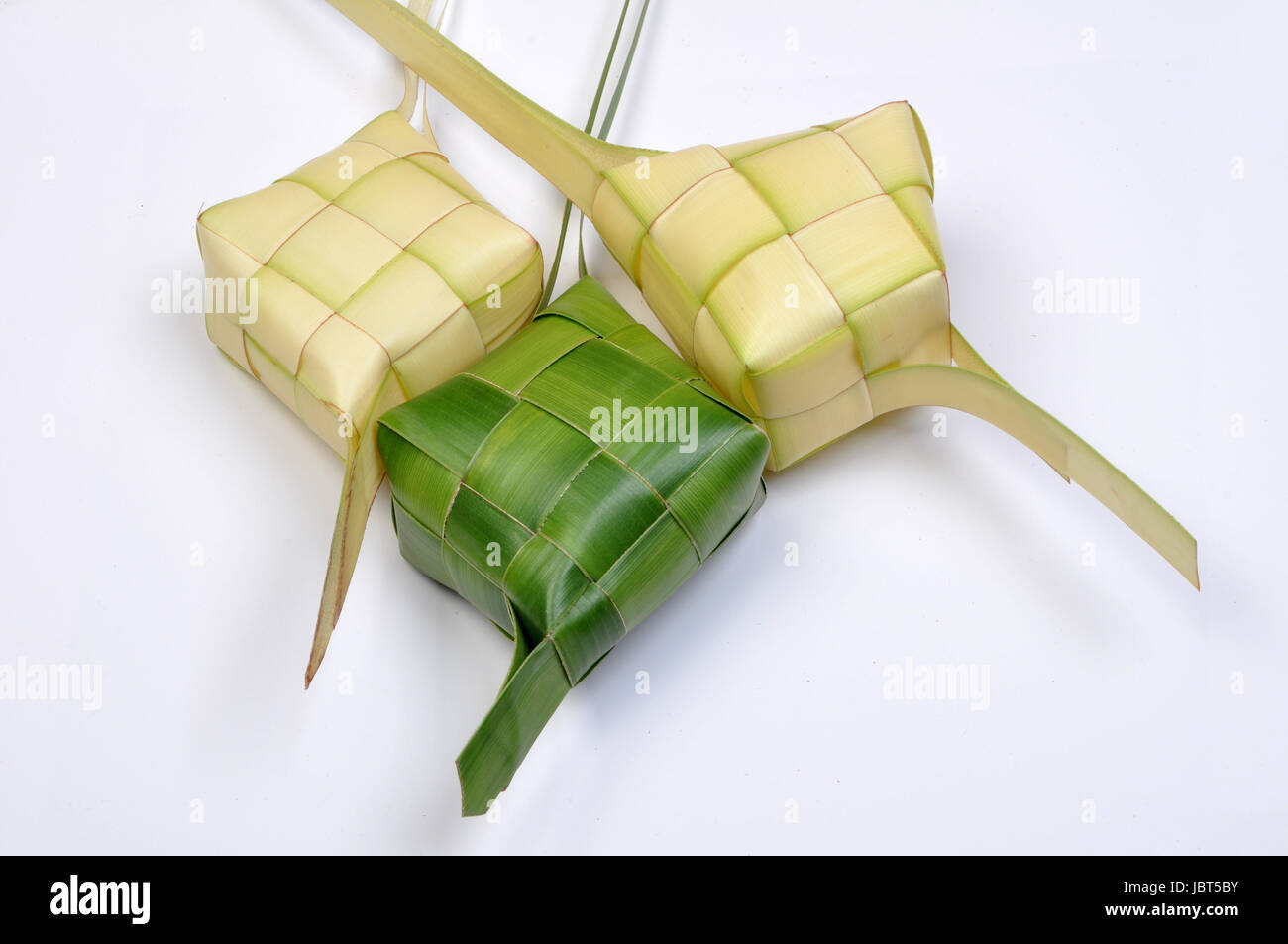 Ketupat, un type de boulette de riz emballés à l'intérieur d'un récipient en forme de feuille de palmier tissées housse, généralement trouvé en Indonésie et Malaisie. Banque D'Images