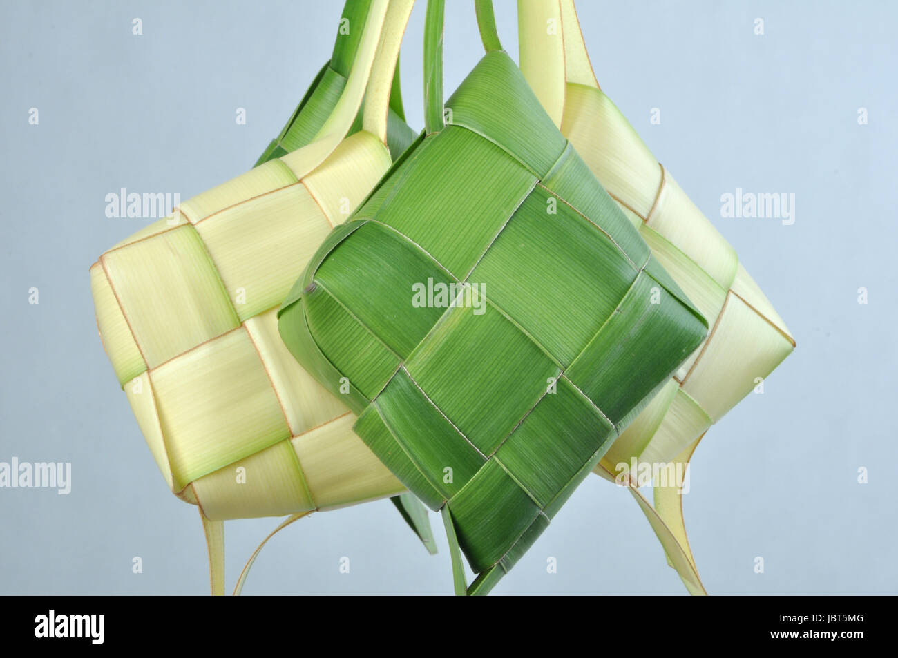 Ketupat, un type de boulette de riz emballés à l'intérieur d'un récipient en forme de feuille de palmier tissées. pochette généralement trouvé en Indonésie et Malaisie. Banque D'Images