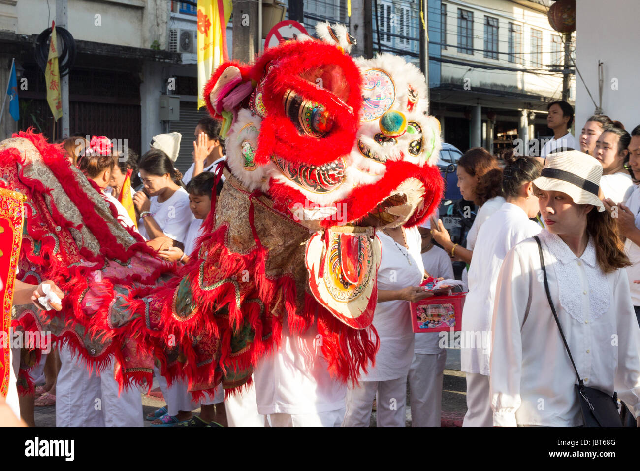 Temple chinois de dragon dans un défilé pendant les neuf dieux empereur festival (festival végétarien) dans la vieille ville de Phuket, Thaïlande Banque D'Images