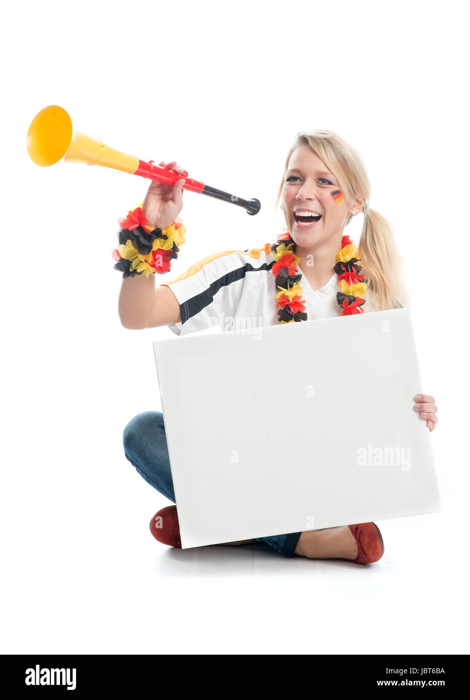 Fan de football blonde avec une affiche holding vuvuzela Banque D'Images