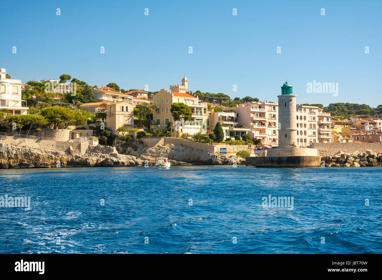 Cassis,France-août 10,2016:Le port de Cassis, un village français avec des bateaux amarrés et le phare pendant une journée d'été. Banque D'Images