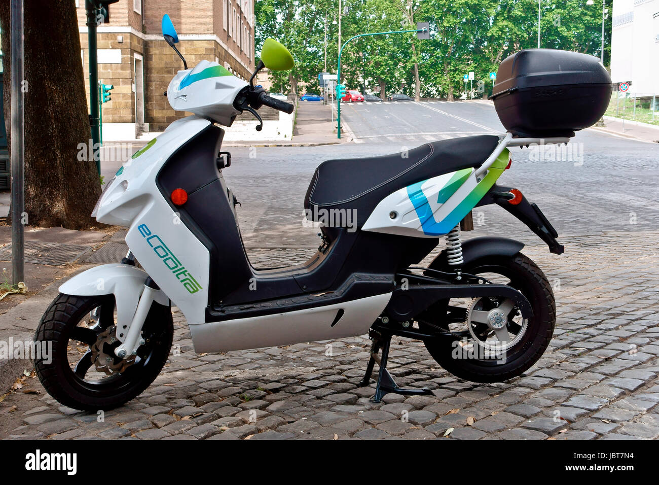 Ecooltra scooter électrique garée partage perpendiculairement. L'environnement, l'e-mobilité, d'émissions, l'éco-friendly, le réchauffement climatique, changement climatique. Rome Banque D'Images