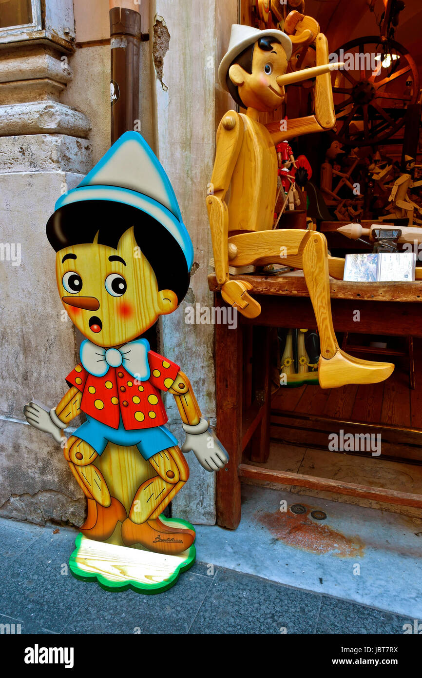 Marionnettes Pinocchio exposées à l'extérieur d'une boutique. Figurines en bois. Rome, Italie, Europe, Union européenne, UE. Banque D'Images