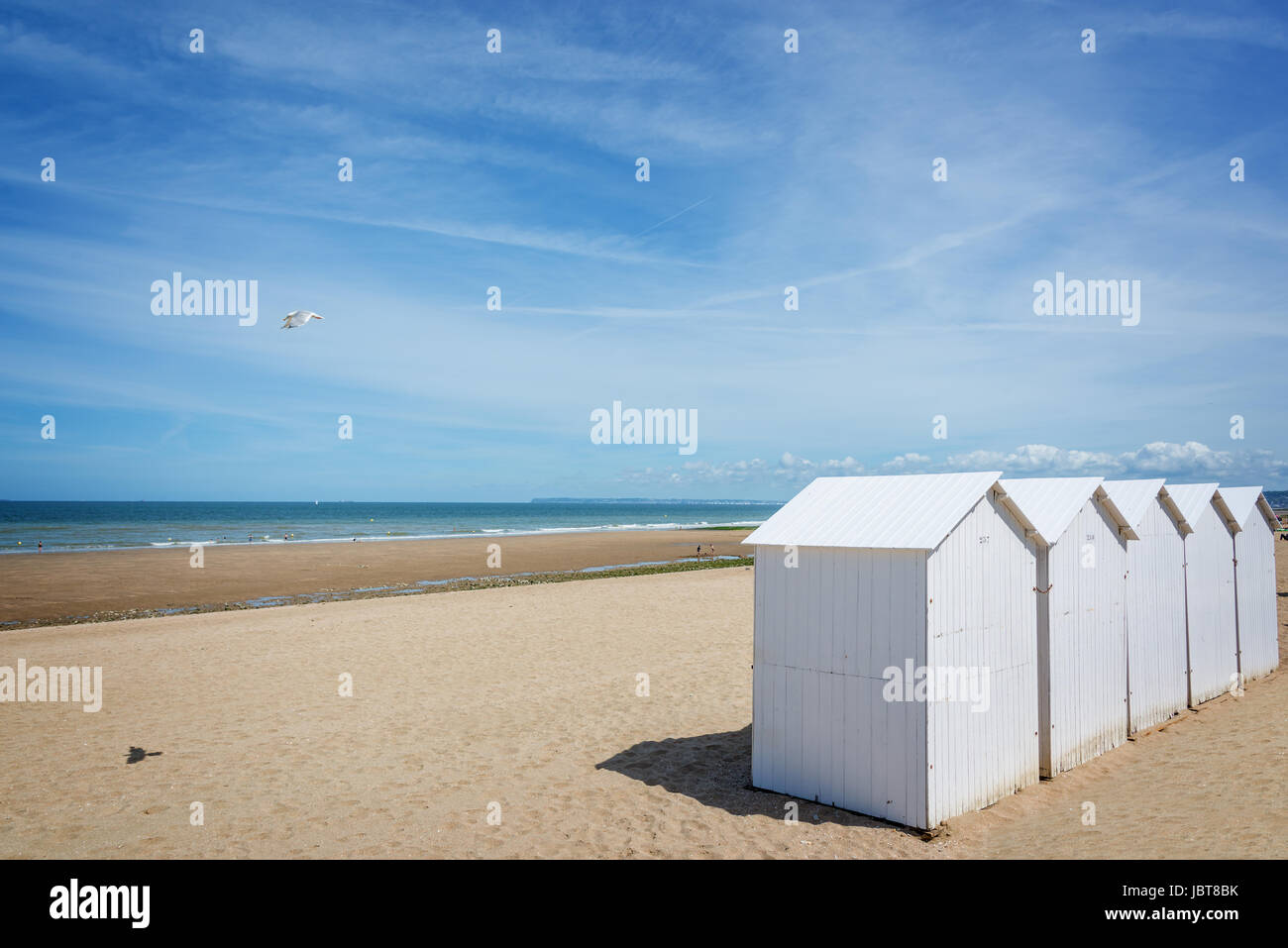 Cabines de plage en bois blanc traditionnel sur la plage de Villers, Normandie, France Banque D'Images