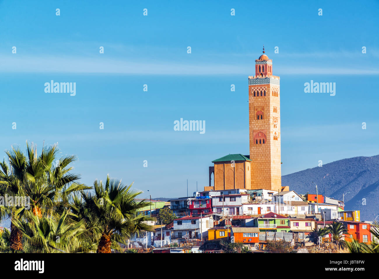 Mosquée bleue en haut d'une colline avec des maisons à Coquimbo, Chili Banque D'Images