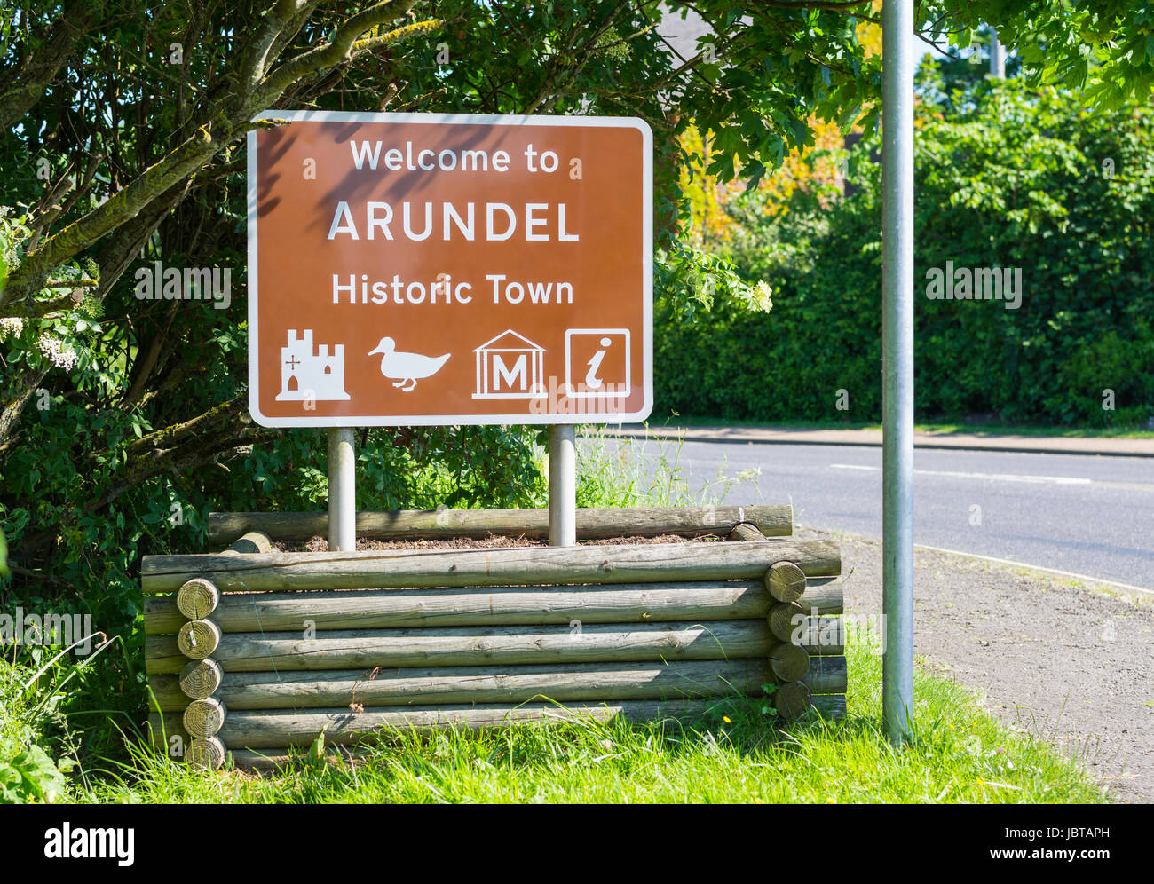Bienvenue à Arundel road sign in Arundel, West Sussex, Angleterre, Royaume-Uni. Banque D'Images