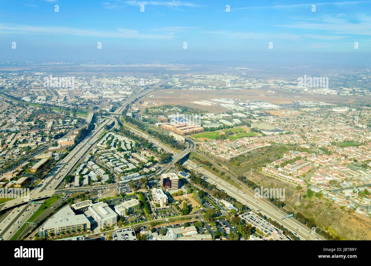 Vue aérienne du quartier du District de Midway et l'Aéroport International de San Diego (Lindbergh Field), dans le sud de la Californie, États-Unis d'Amérique. Dominé par des routes à voies multiples à fort trafic Banque D'Images