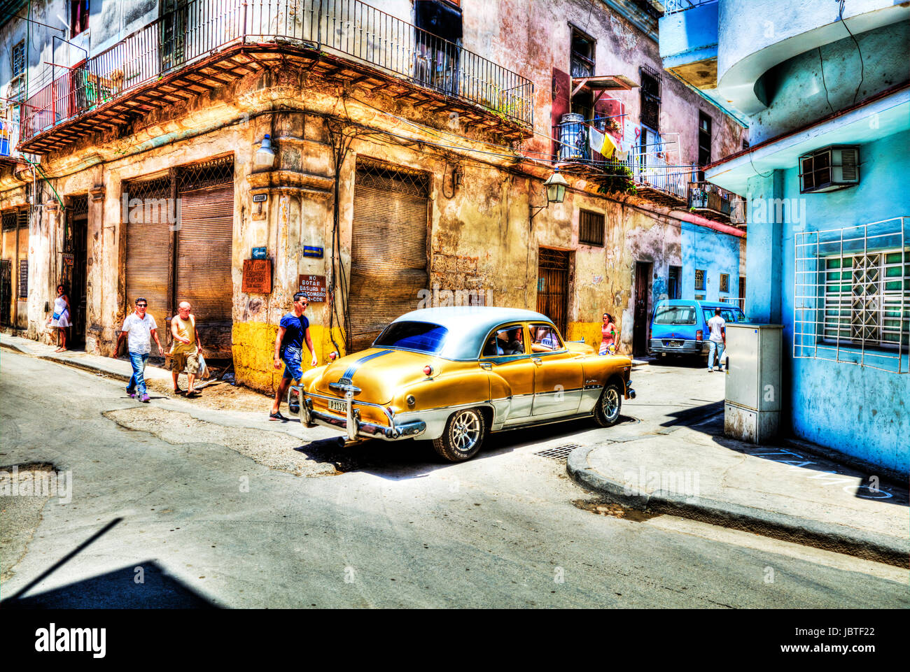 Classic american car dans les rues de La Havane, Cuba La Havane Cuba La Havane vieille voiture rue typique de Habana Vieja, histoire de Cuba Banque D'Images