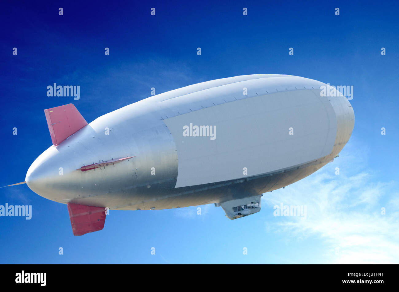 Luftgigant Steigflug Luftschiff, im vor einem blauen Himmel. Banque D'Images