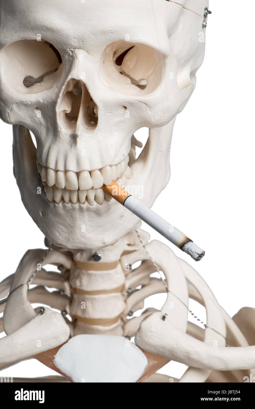 Squelette avec cigarette Photo Stock - Alamy
