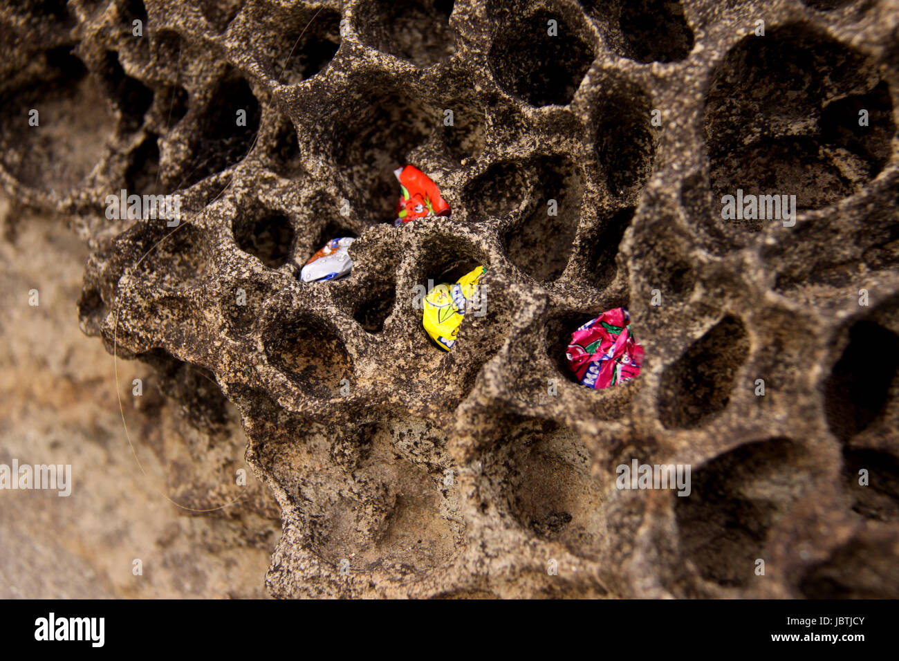 La photo artistique de litière dans les roches érodées beach à Newcastle Beach Banque D'Images