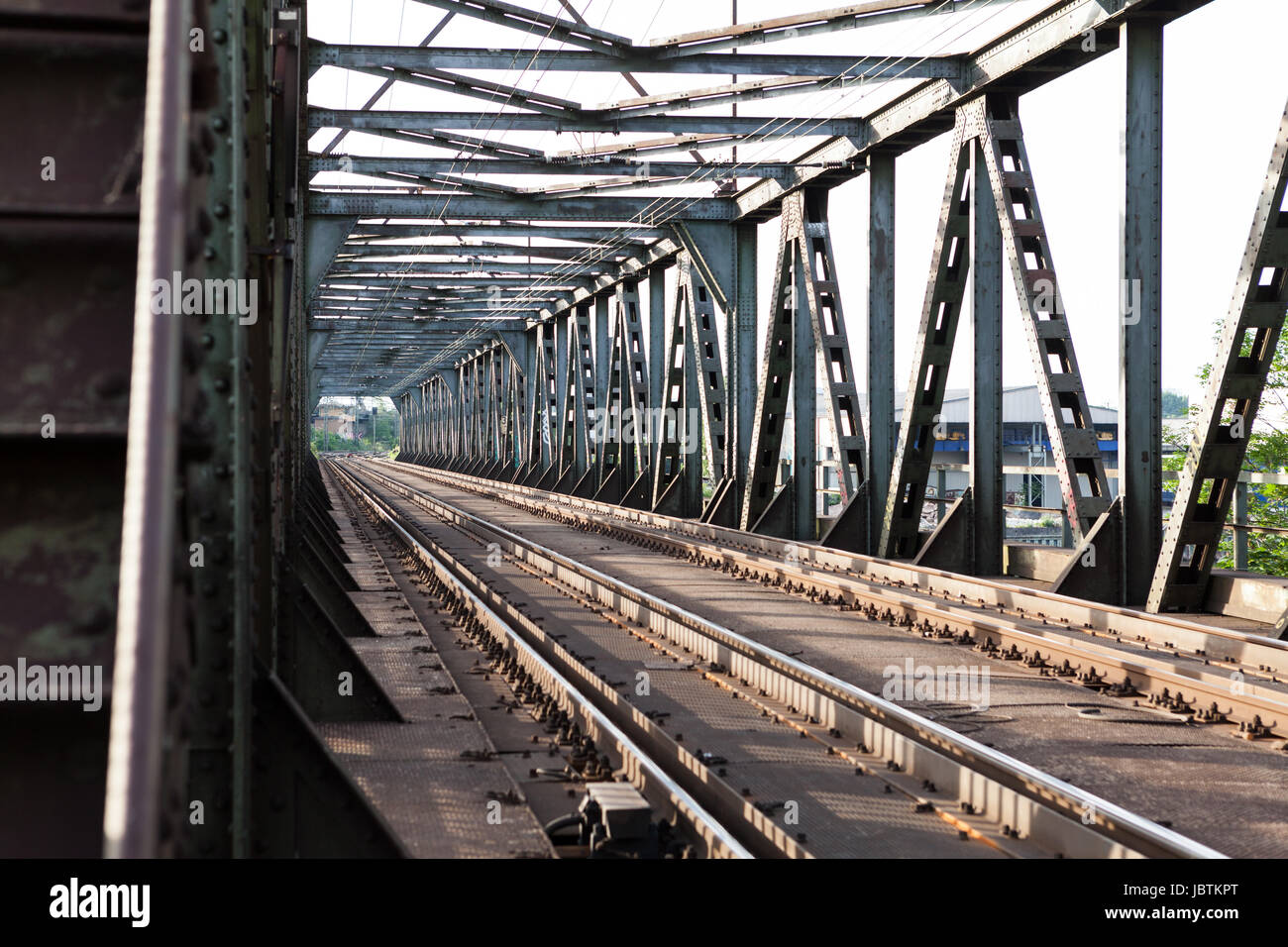 Verlassene Brücke mit schienen für den Zugverkehr bei Tageslicht Banque D'Images