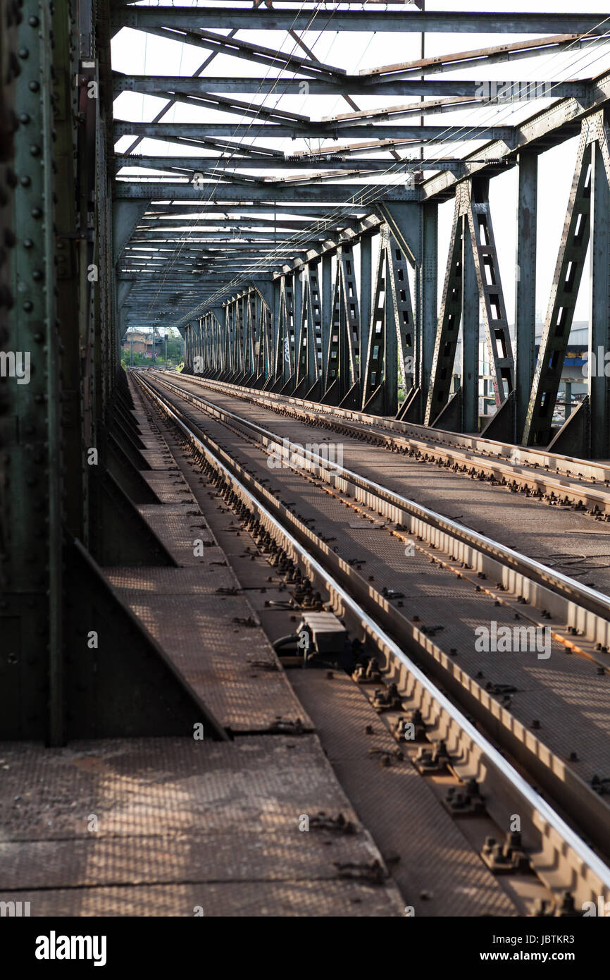 Verlassene Brücke mit schienen für den Zugverkehr bei Tageslicht Banque D'Images