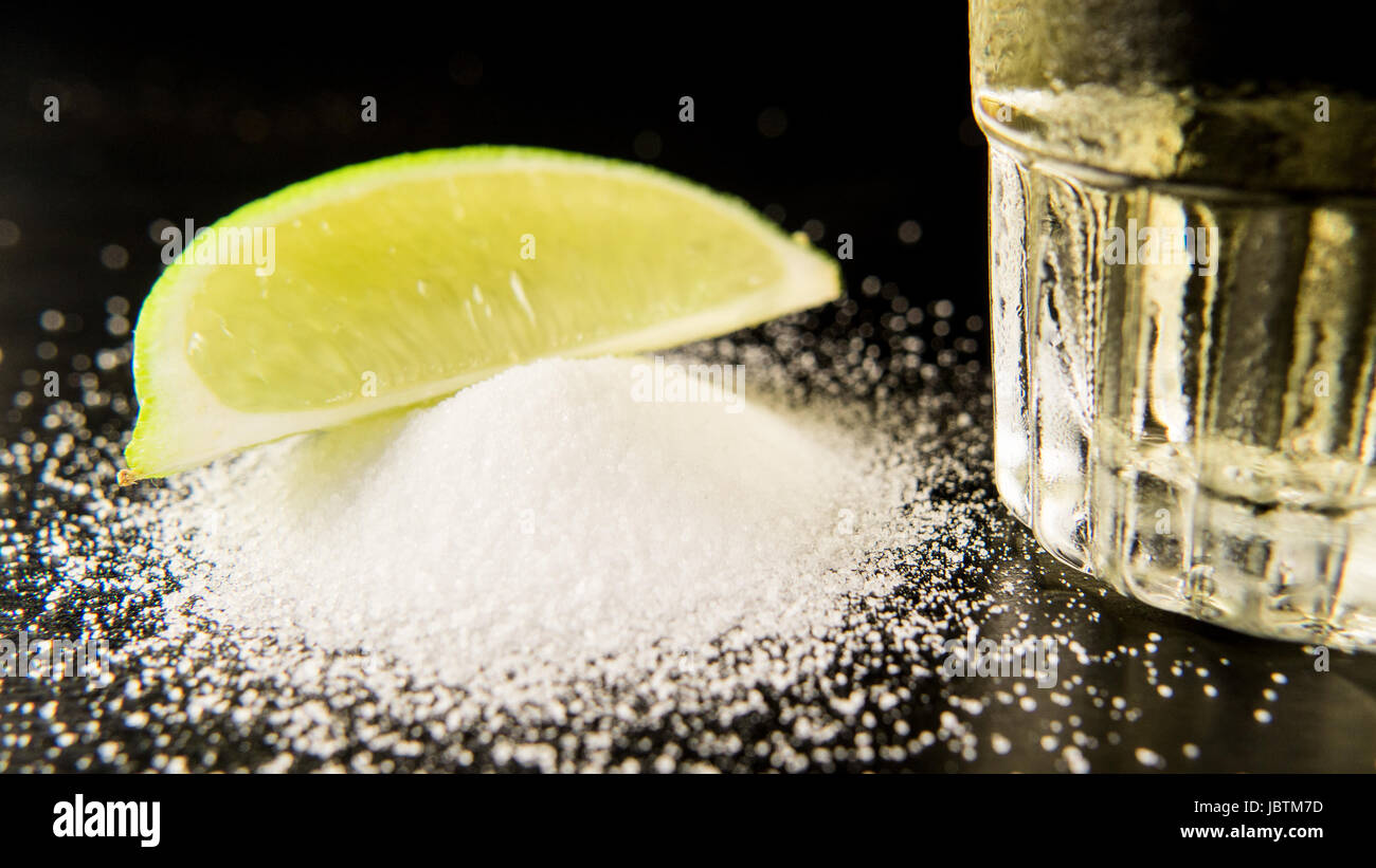 Un tas de sel avec une tranche de lime et un verre de tequila à froid Banque D'Images