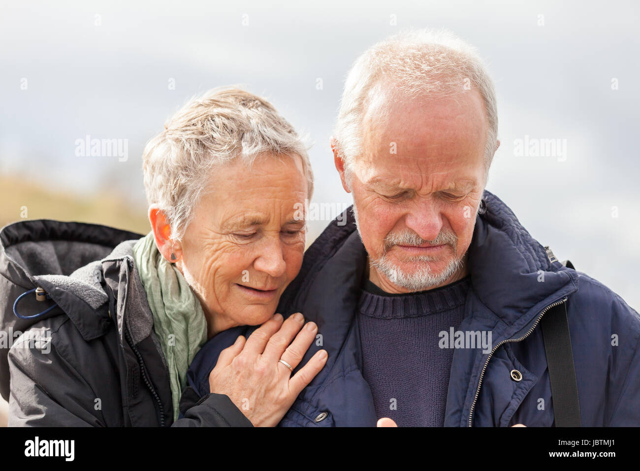 Erwachsenes glückliches spaziert älteres paar am strand im Herbst vie glück Banque D'Images