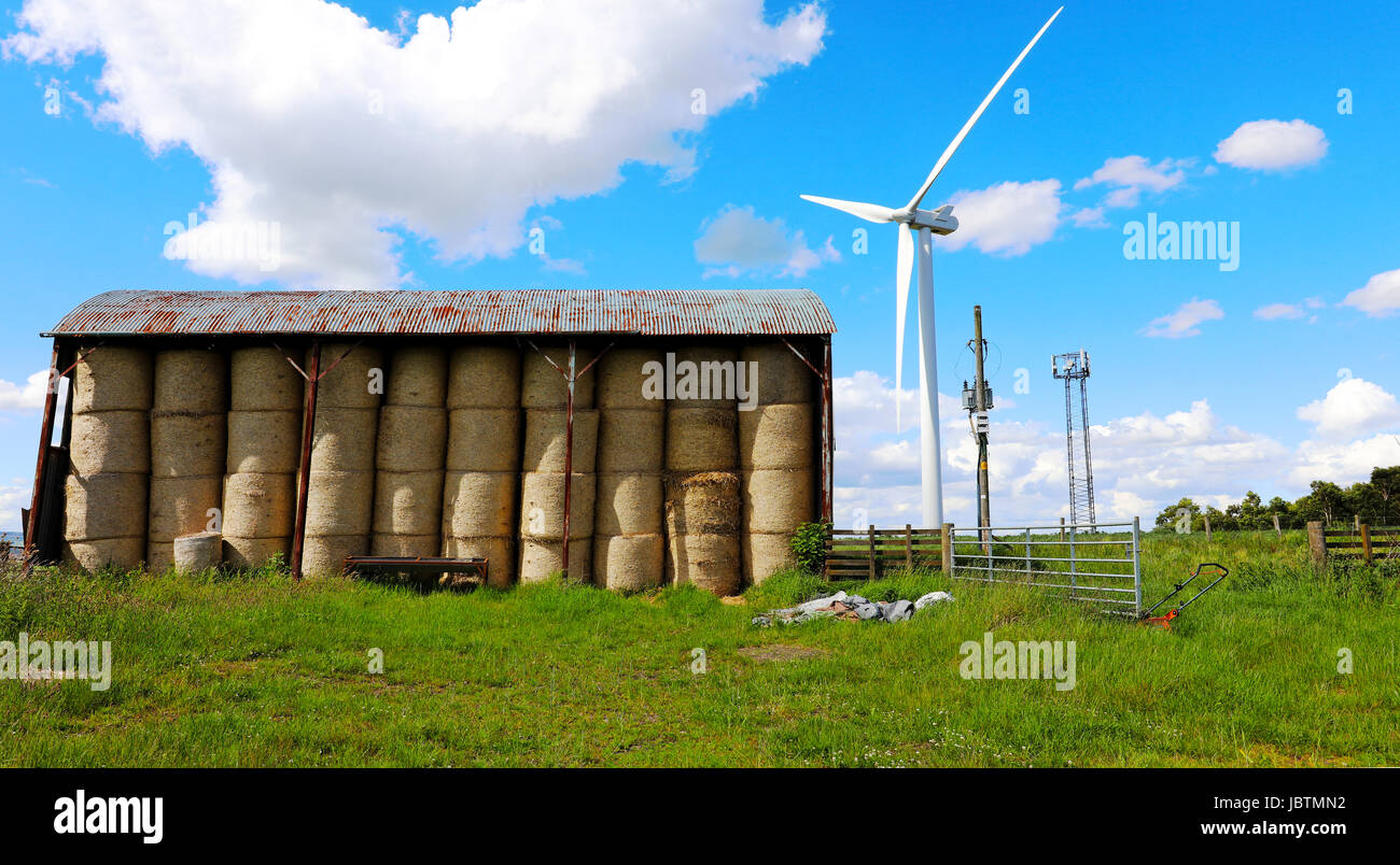Grange à foin et éolienne .jpg Banque D'Images