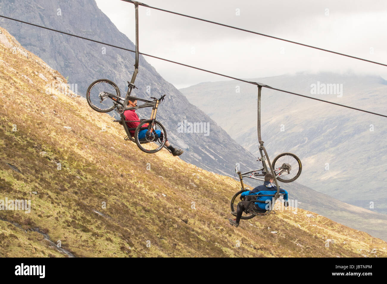 Glencoe mountain vtt - descente VTT sur le télésiège, pour accéder à la piste de Downhhill, Glencoe, Ecosse, Royaume-Uni Banque D'Images