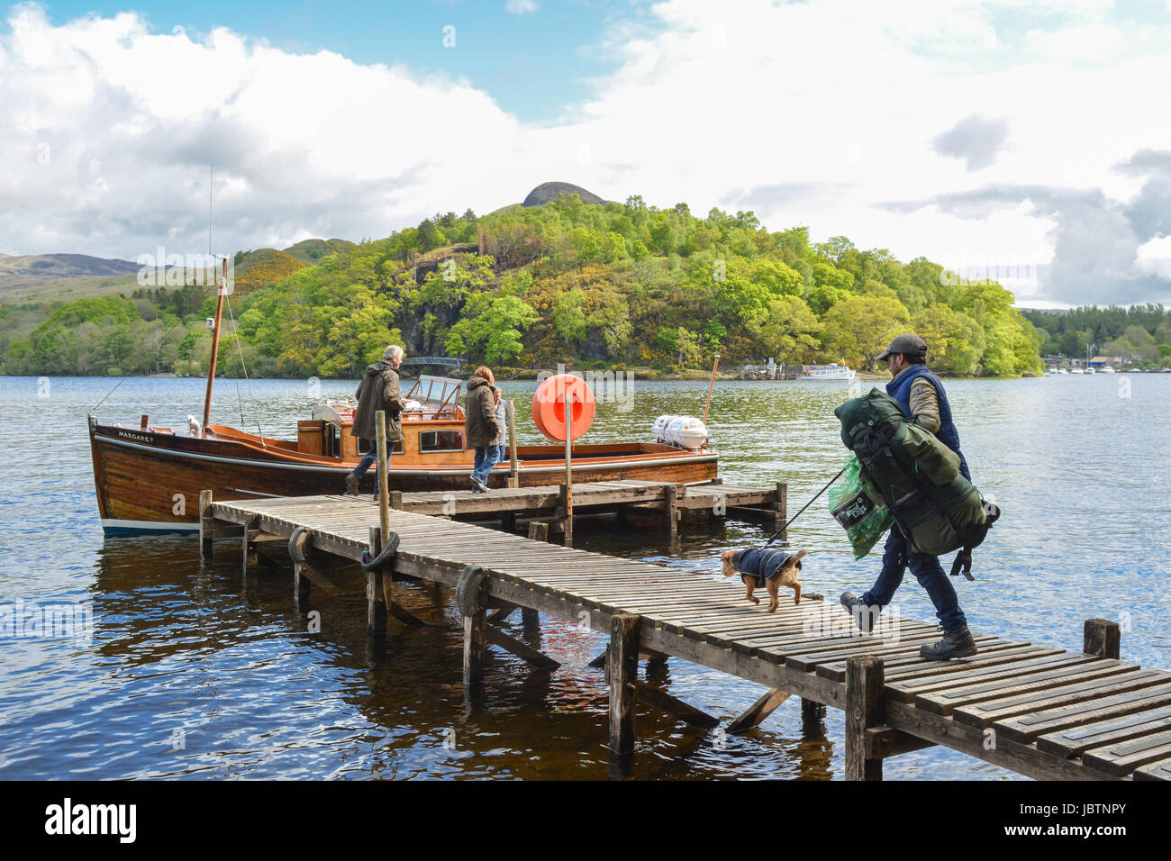 L'Île Inchcailloch North Pier, Loch Lomond, Ecosse - attraper le ferry retour à Balmaha sur le continent après une nuitée Banque D'Images