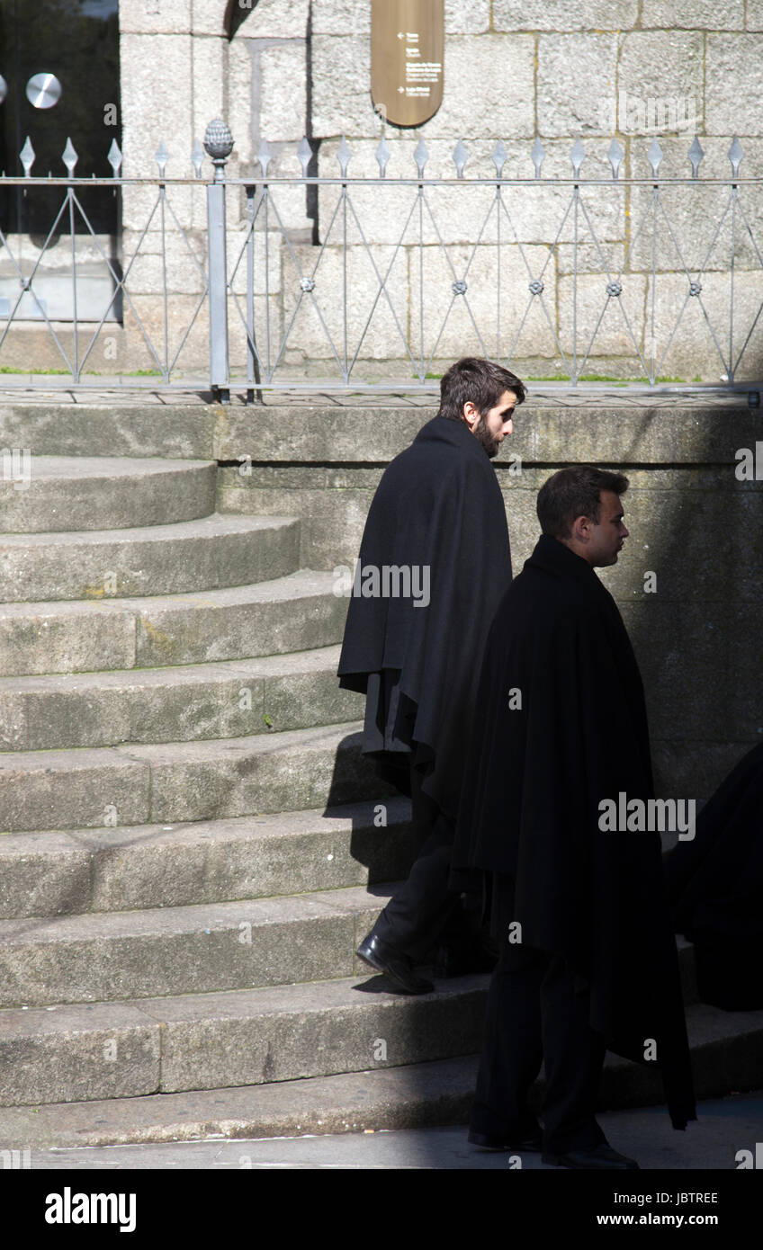Les étudiants de l'université avec des capes noires sur la Rua dos Clerigos  à Porto - Portugal Photo Stock - Alamy