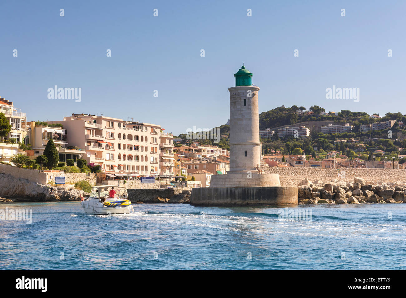 Cassis,France-août 10,2016:Le port de Cassis, un village français avec des bateaux amarrés et le phare pendant une journée d'été. Banque D'Images