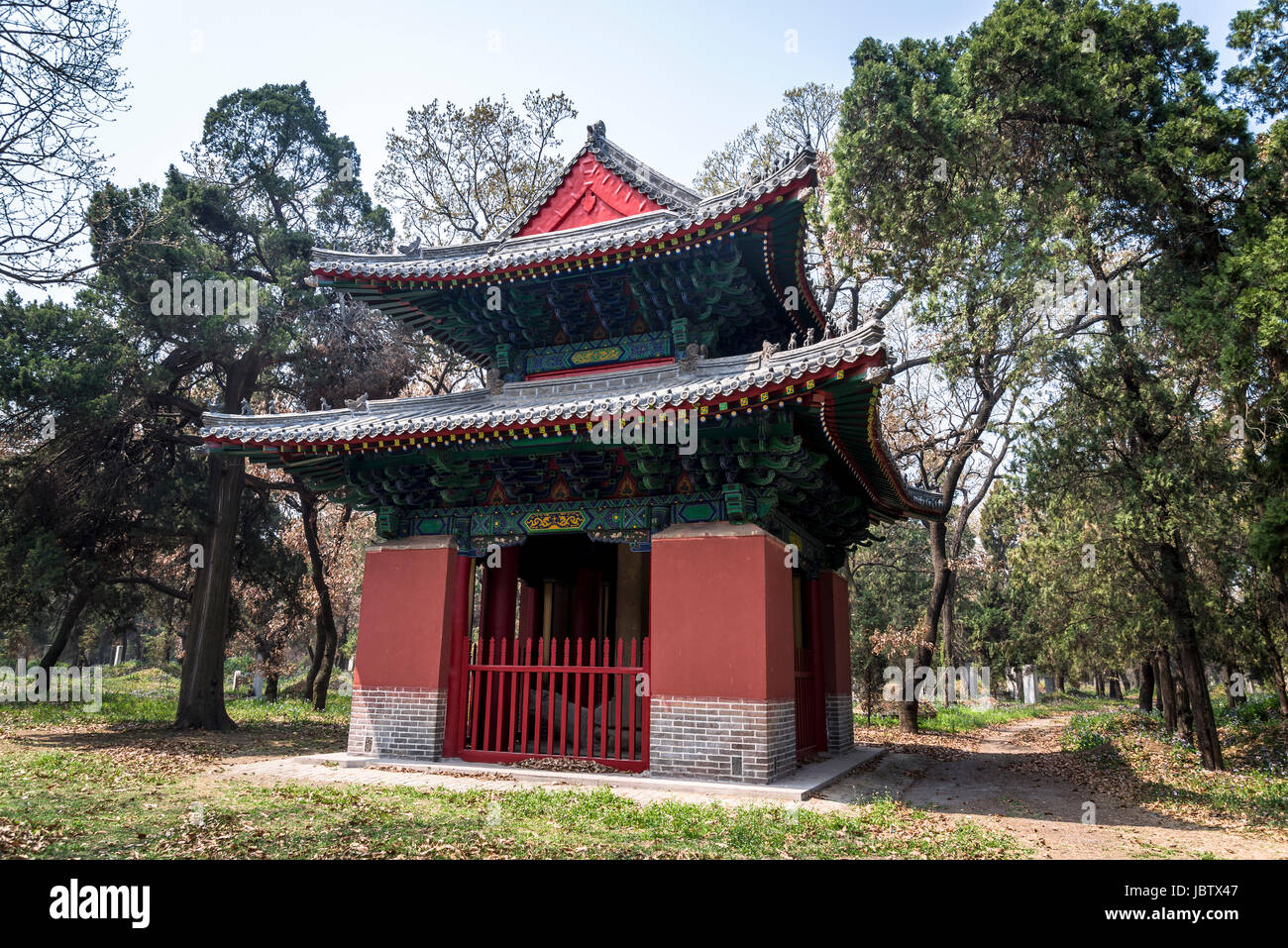 Logement pavillon Stèle de roi Yuqi, cimetière de Confucius (Kong Lin), Qingdao, Shandong province, la ville natale de Confucius, Chine Banque D'Images