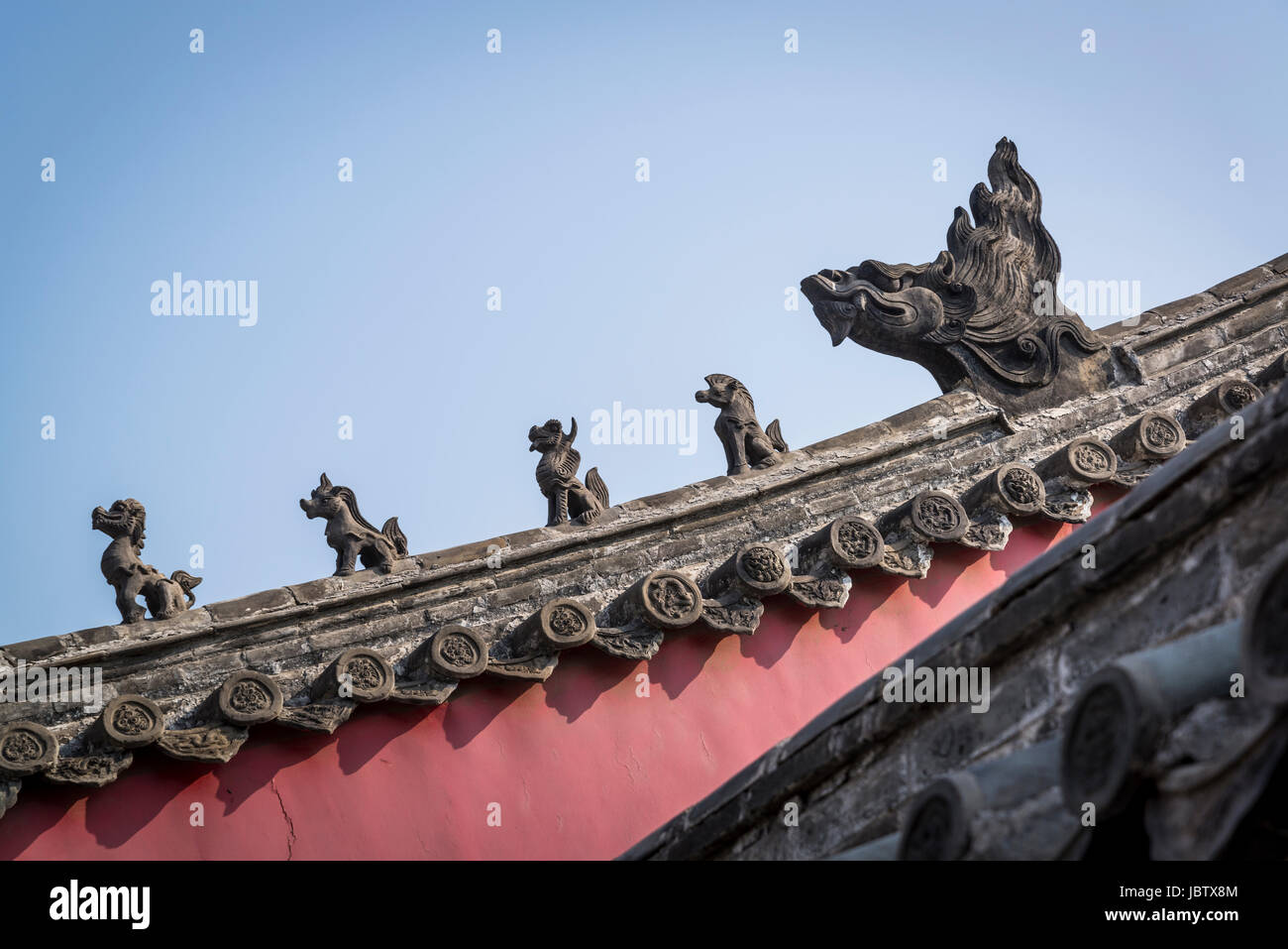 Sculptures de toit, Kong Family Mansion (Kong Fu), Qufu, la ville natale de Confucius, la province de Shandong, Chine Banque D'Images