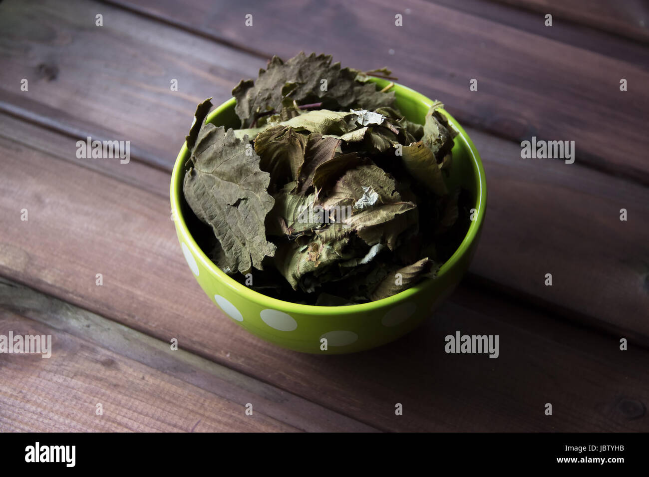 | framboise tisane dans un bol sur une table en bois Banque D'Images
