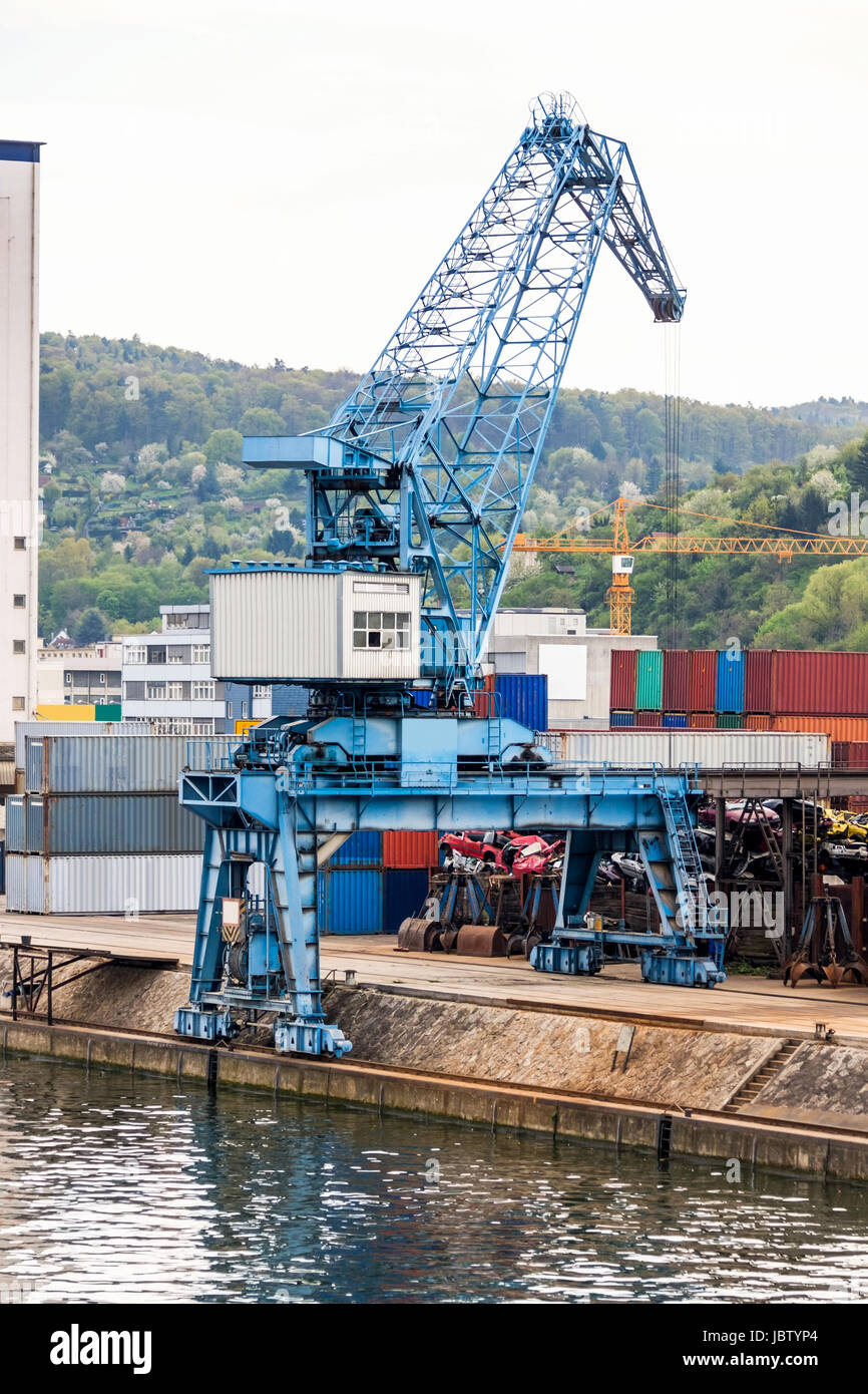 Gestapelten Anlegestelle im Hafen mit Containern suis Dock für Handel mit blauem Fret Himmel Banque D'Images