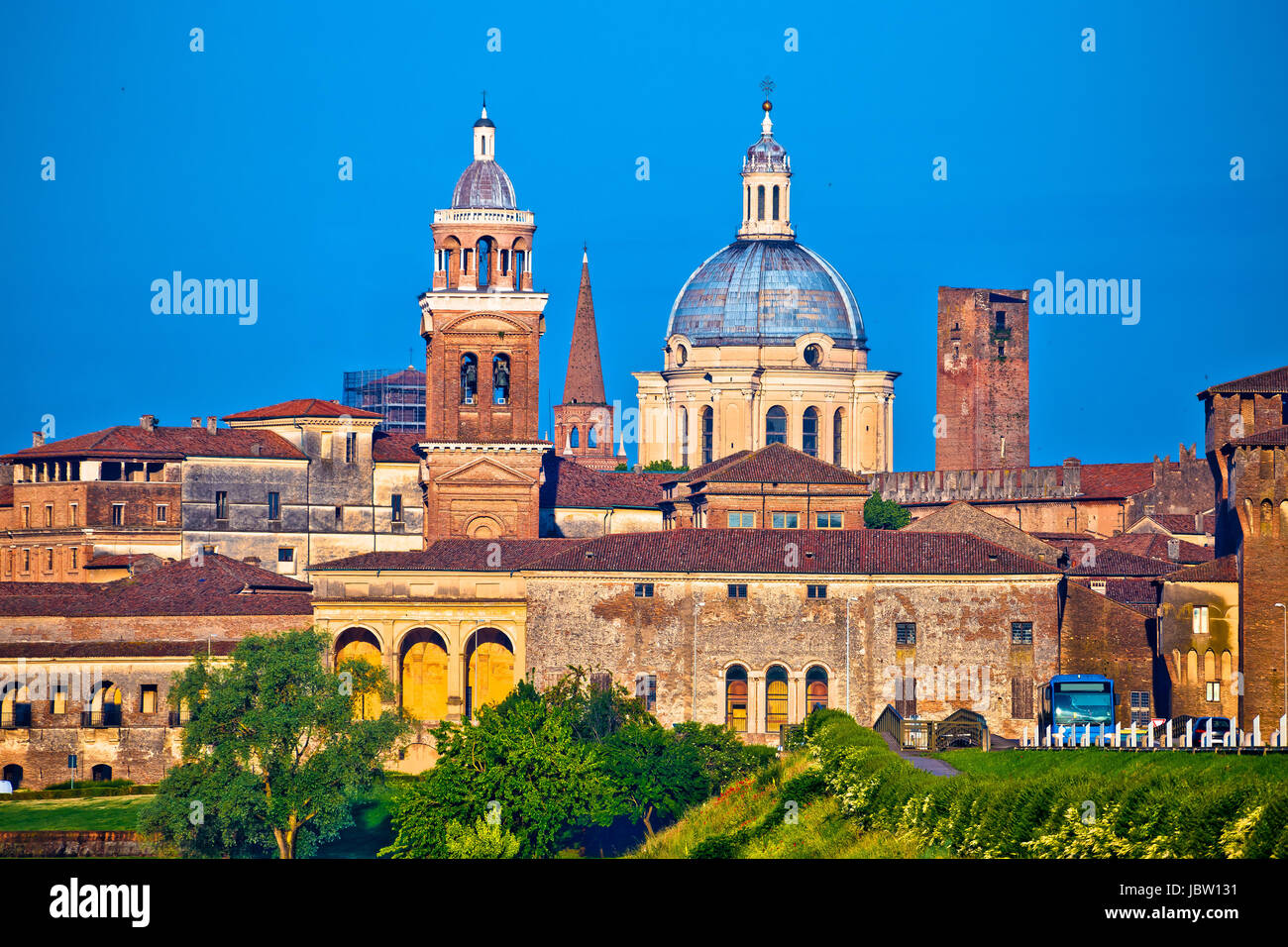 Ville de Mantoue vue sur l'horizon, capitale européenne de la culture et de l'UNESCO World Heritage site, région Lombardie Italie Banque D'Images
