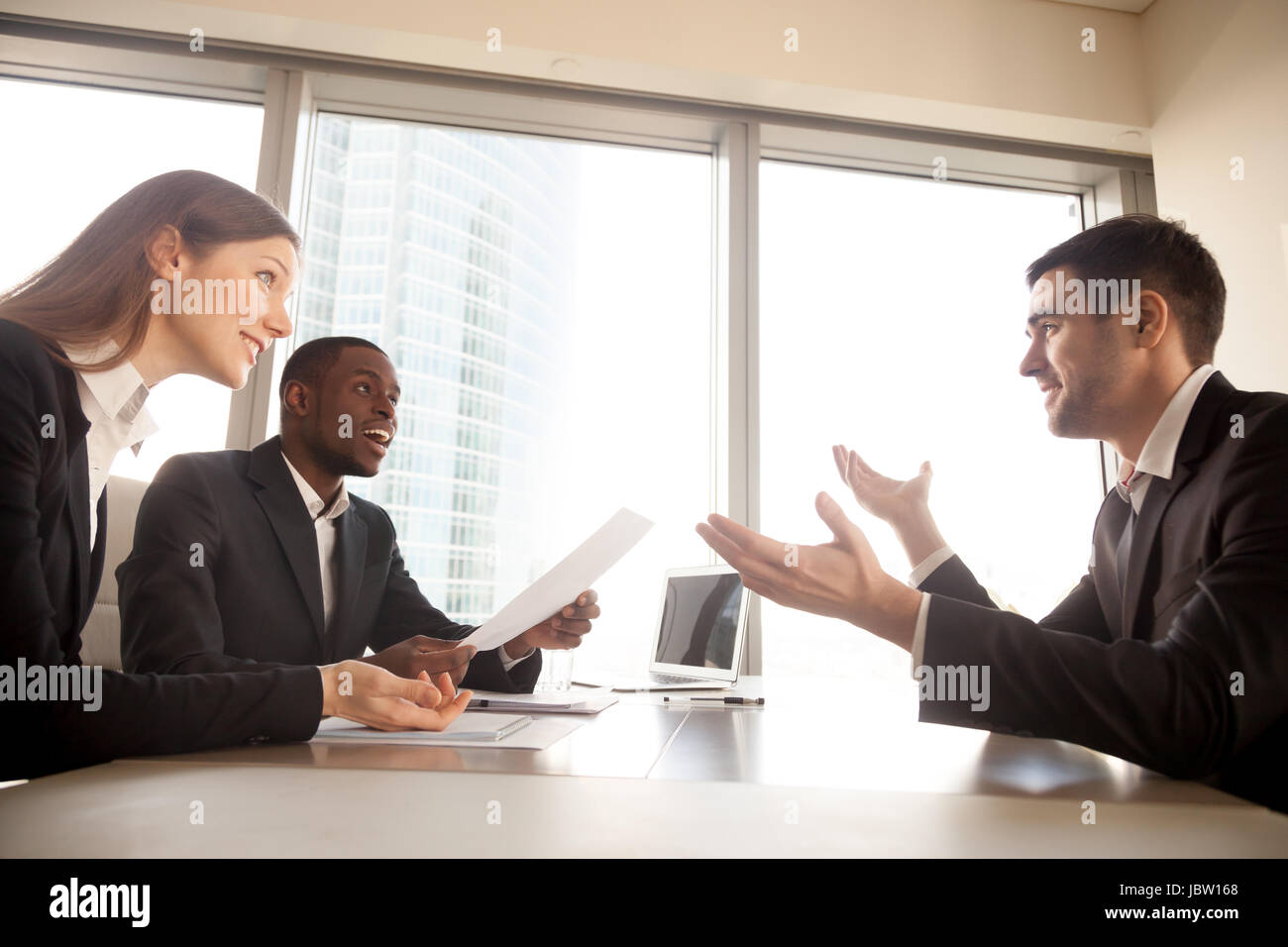 Demandeur de faire grande impression sur les gestionnaires de RH au cours d'entrevue d'emploi, les recruteurs multi-ethnique excité surpris par un travail impressionnant réalisations, shoc Banque D'Images