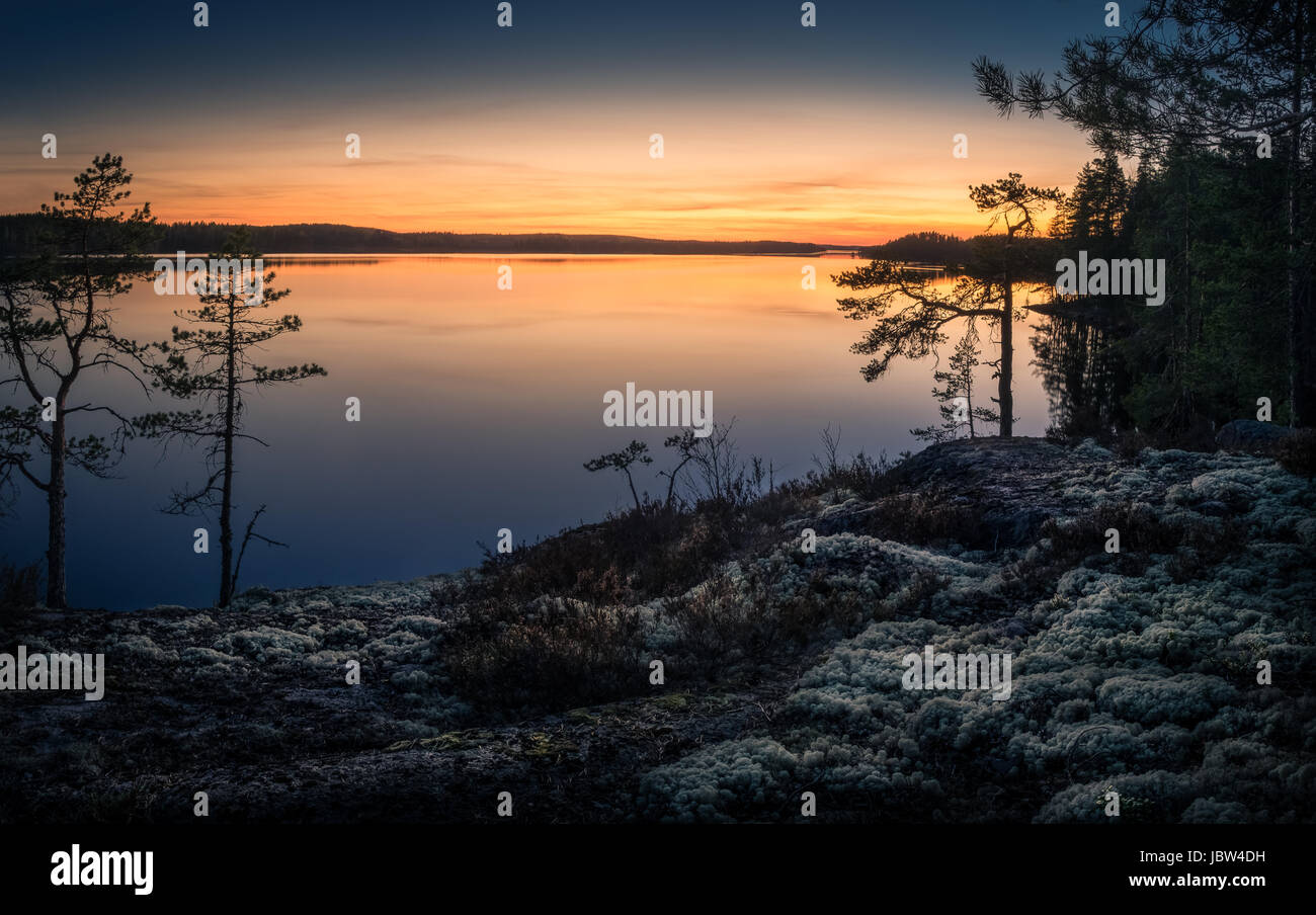 Paysage panoramique sur le lac avec le coucher du soleil à soirée de printemps en Finlande Banque D'Images